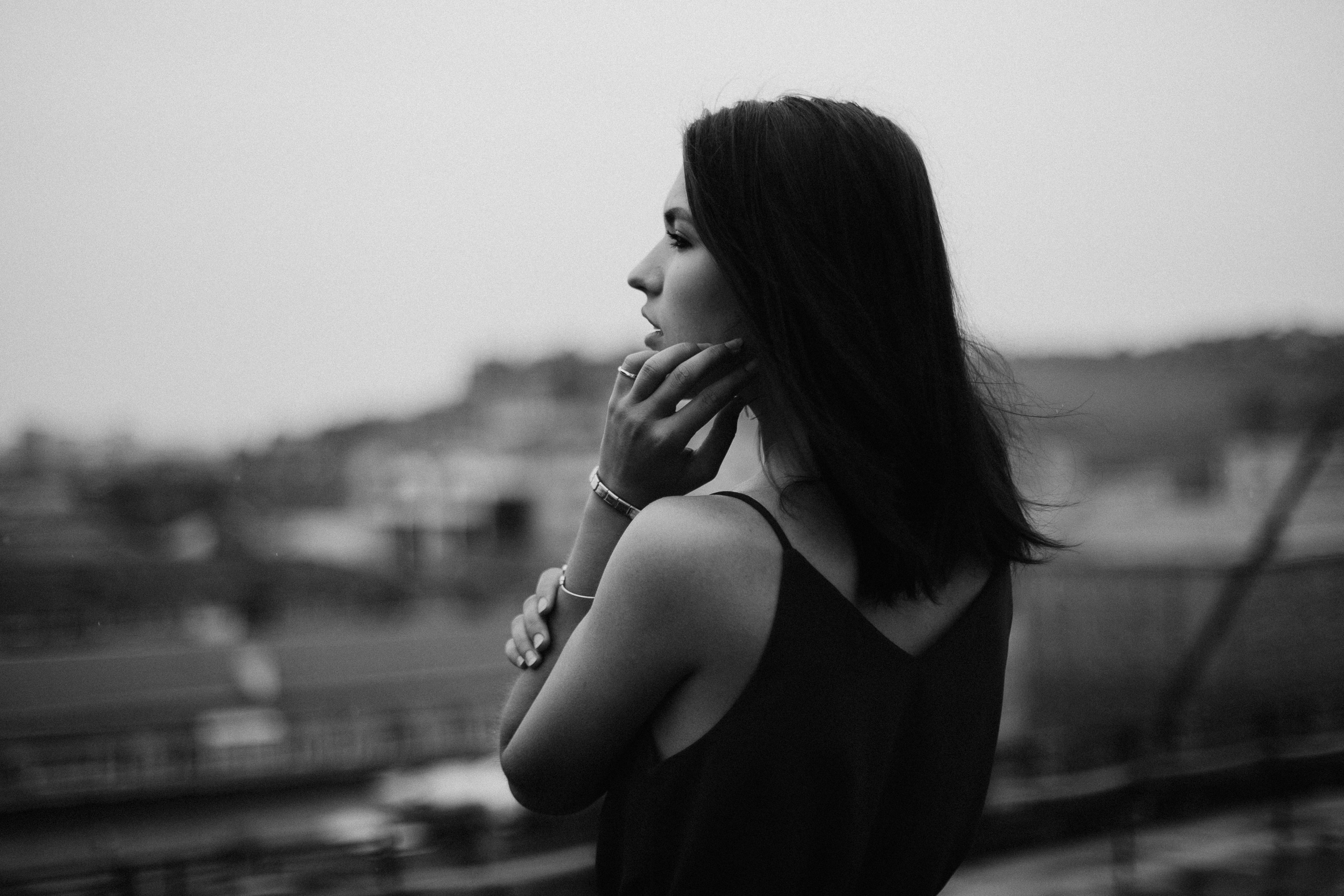 Черно-белая женская фотосессия на крыше в Красноярске