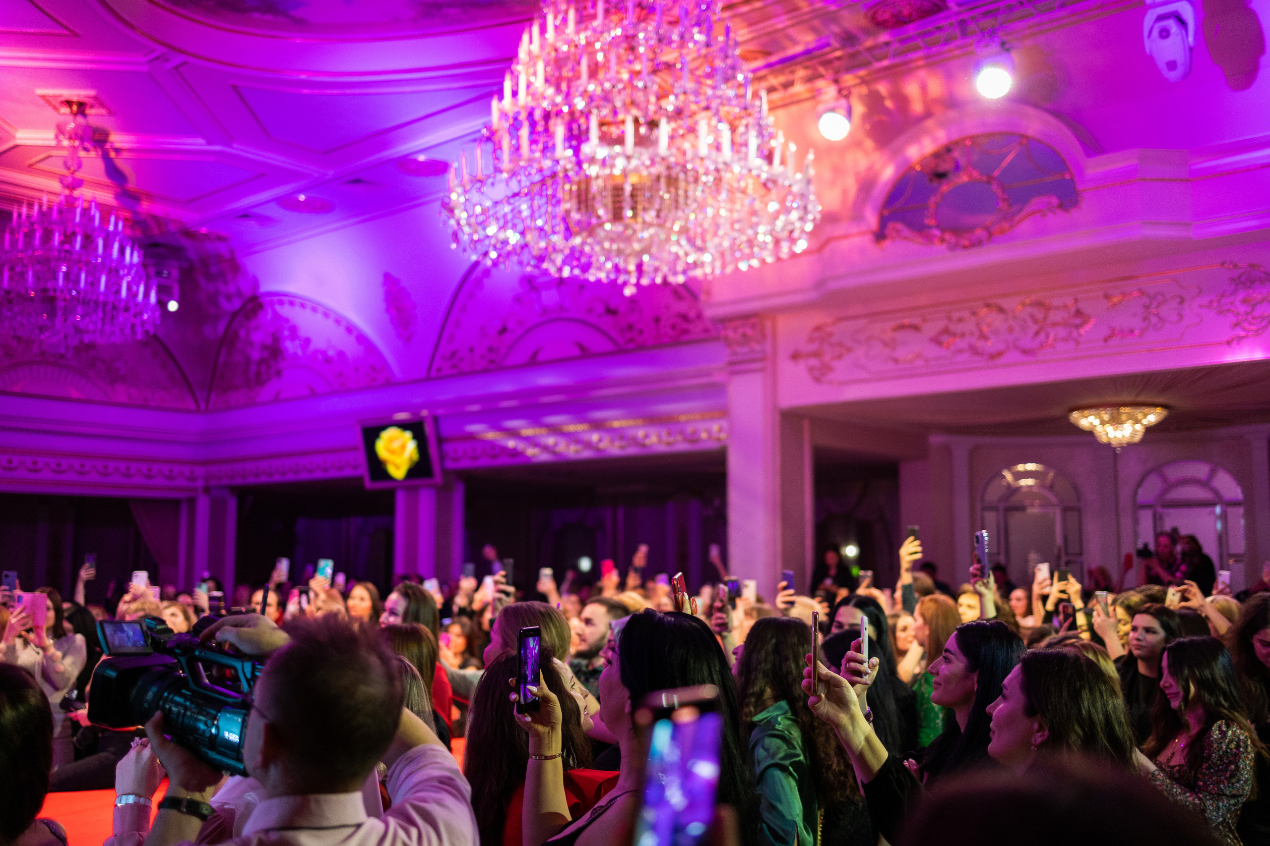 Концертный зал руковплещет.