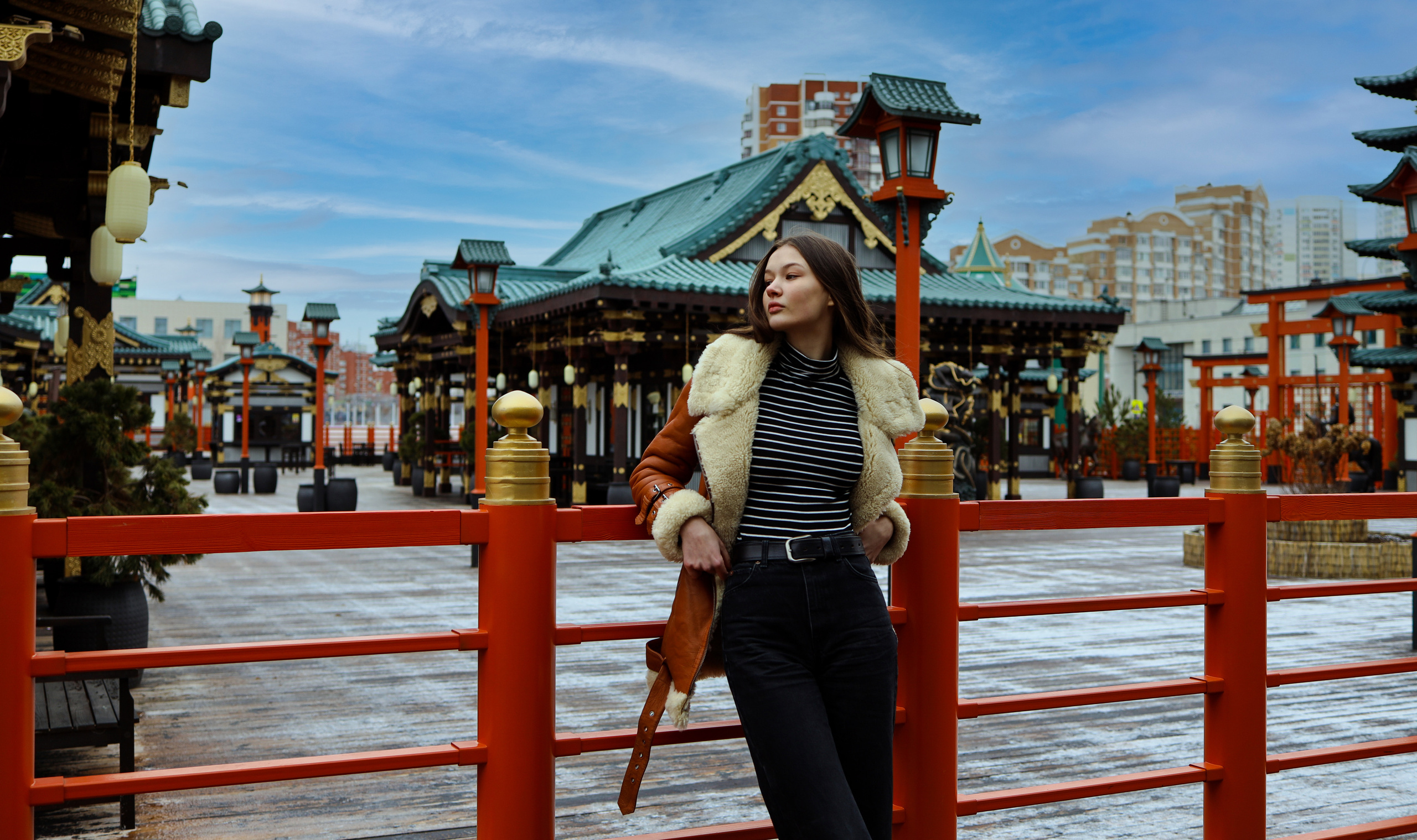 Девушка смотрит в задумчивость вдаль.