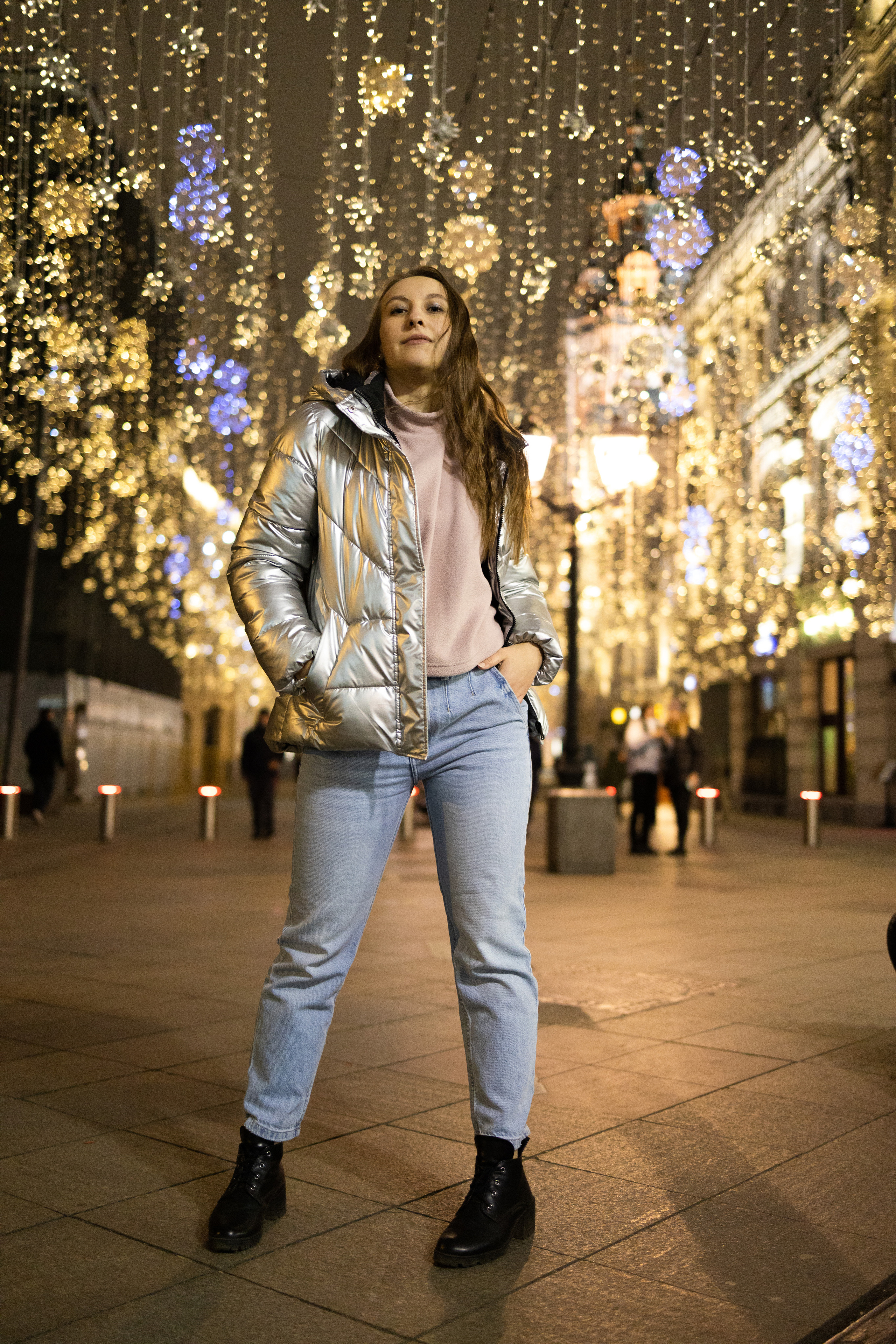 Девушка гуляет по Никольской улице.