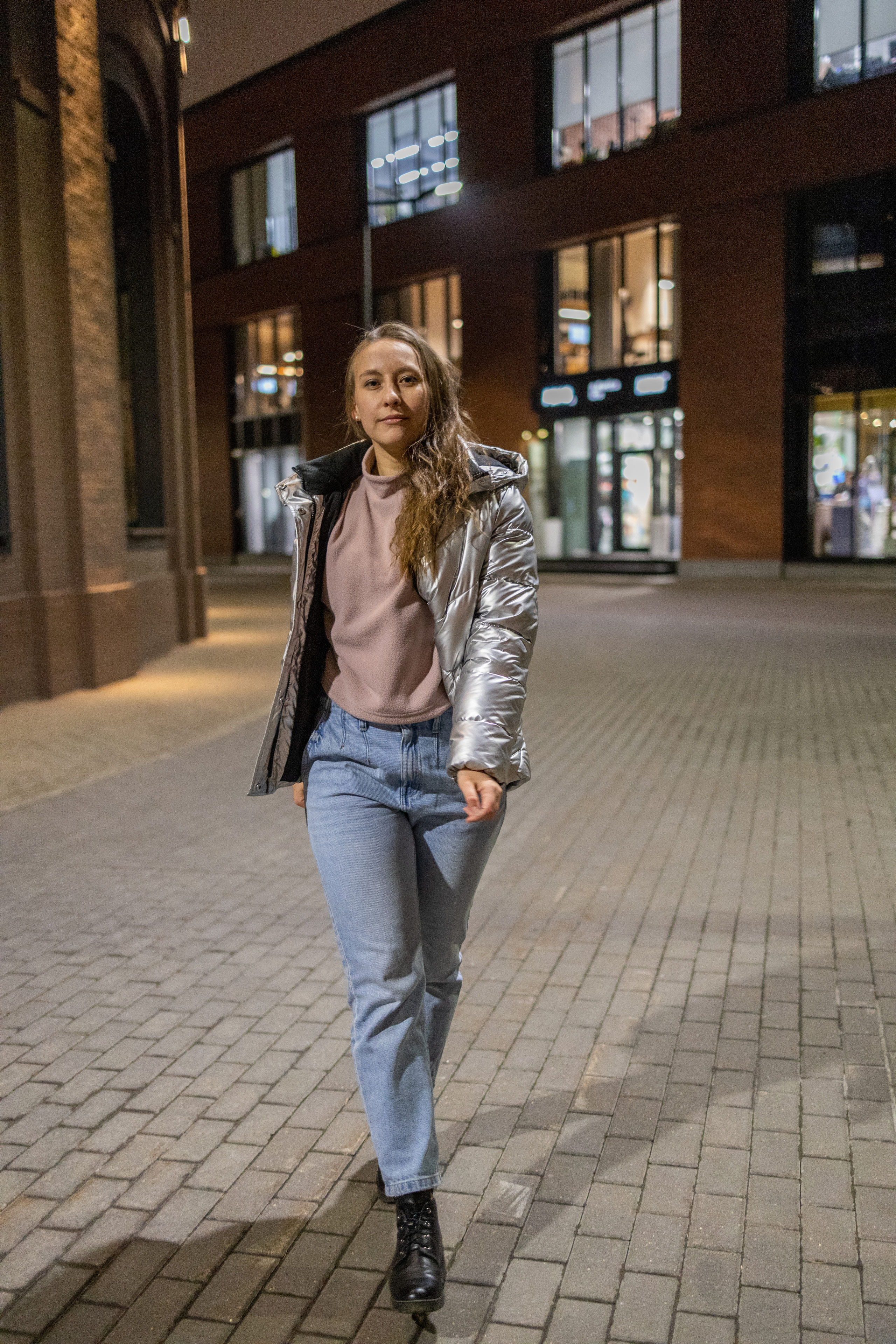 Девушка гуляет по территории бывшего завода Арма, где проходила фотосессия.