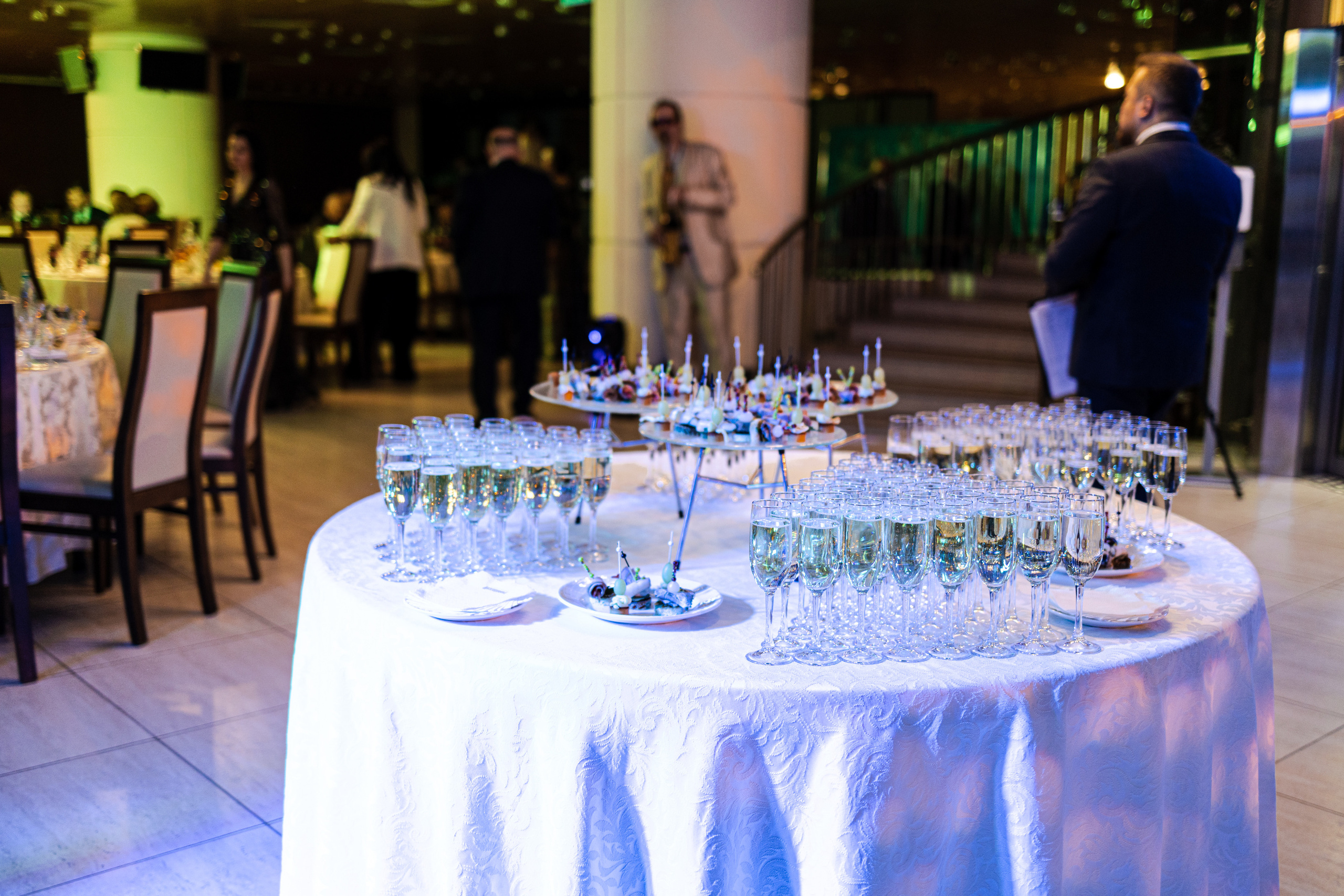 Готовится фуршет и банкет для ужина.