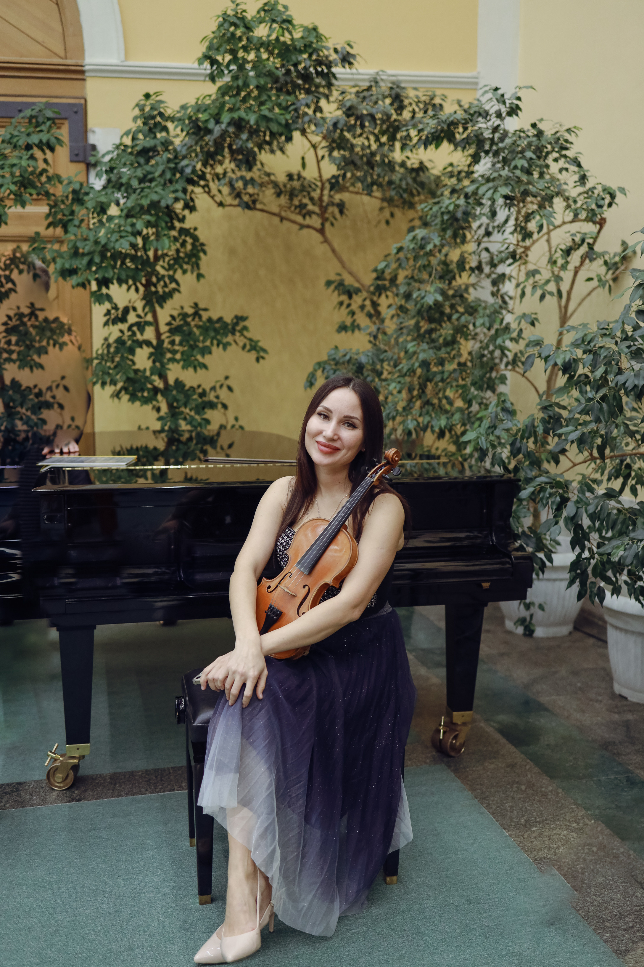 Девушка играет на скрипке.