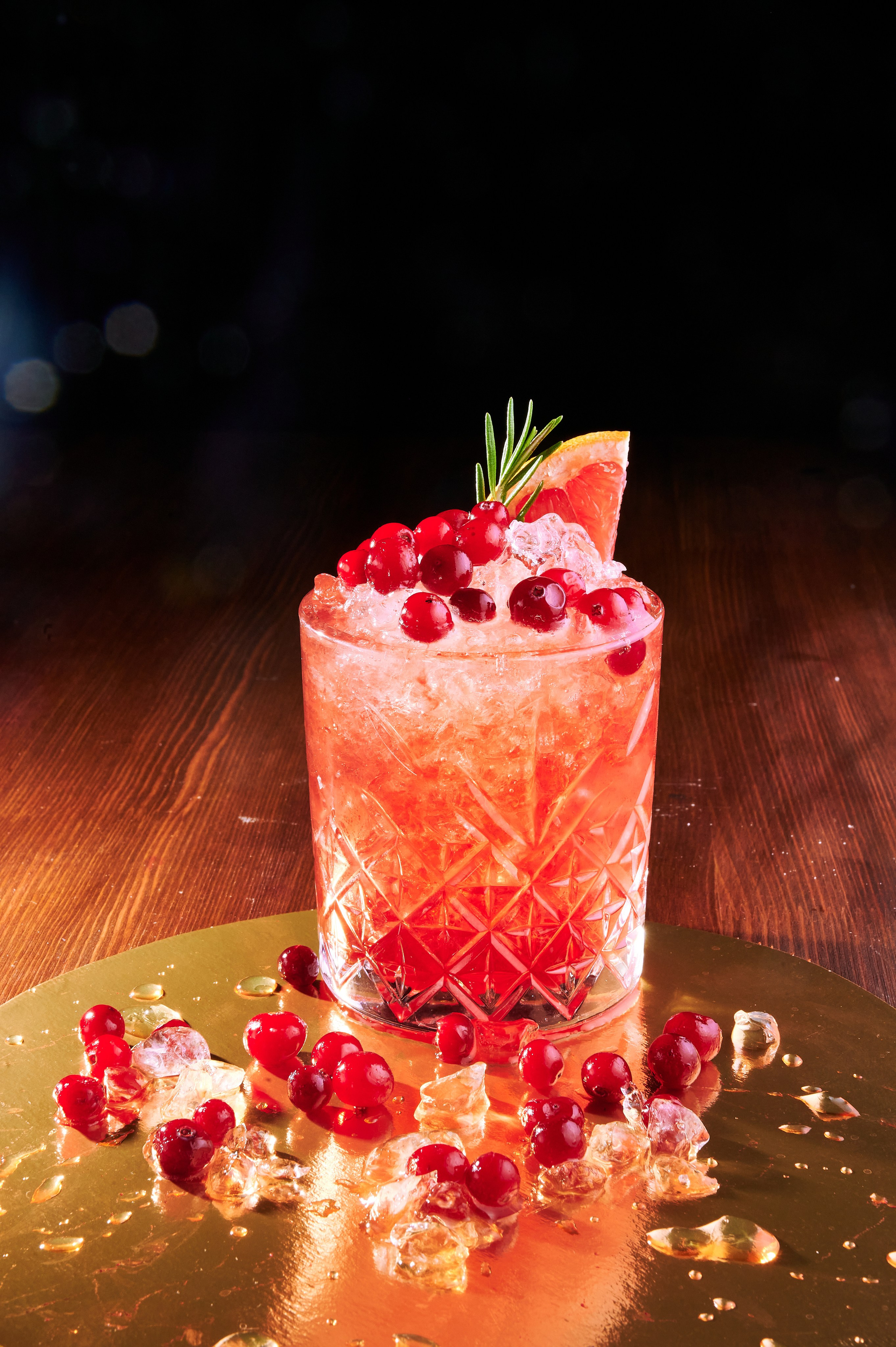 Фотография капель воды на стакане крафтового лимонада с брусникой