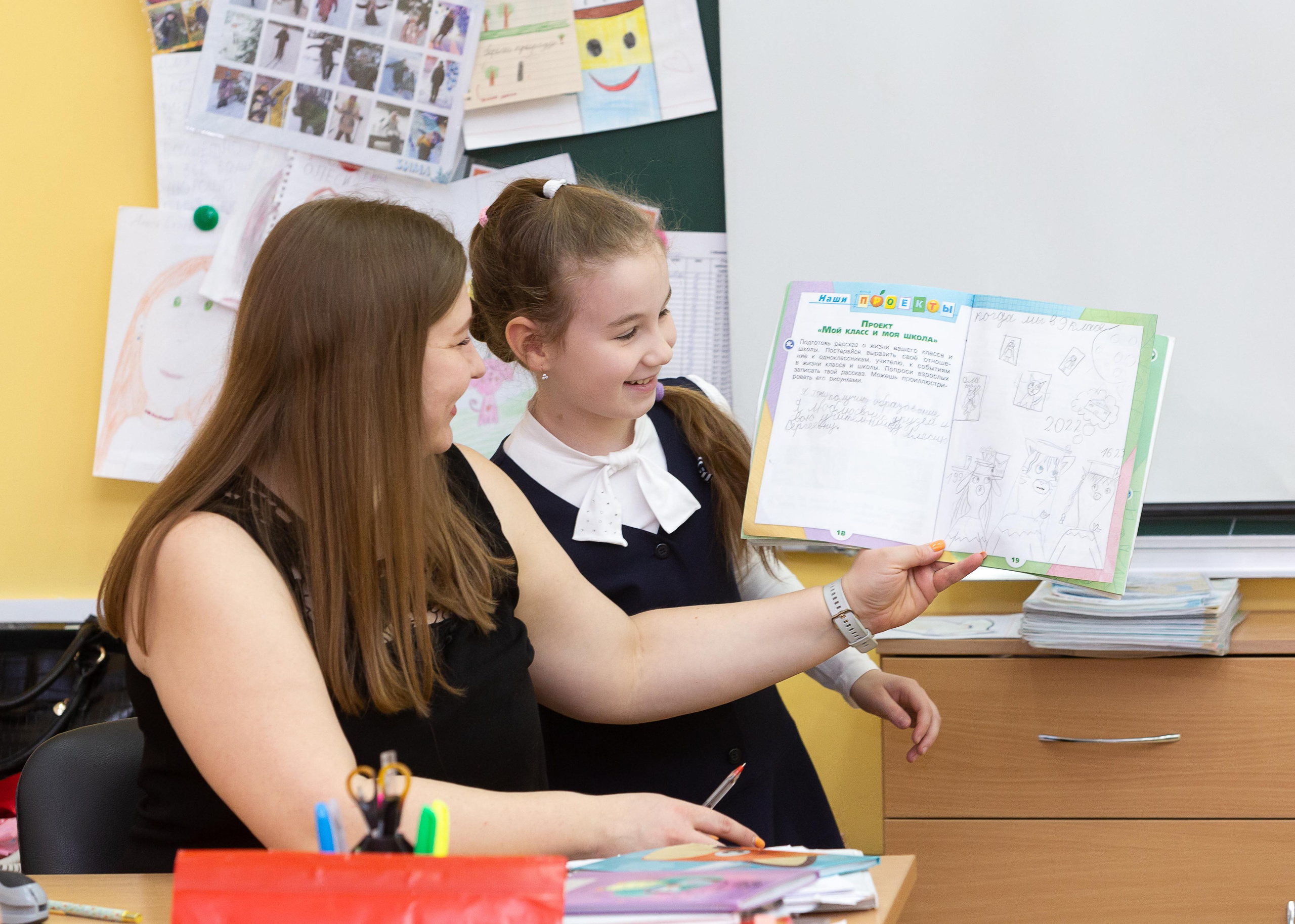 Учитель с ученицей рассказываю у доски