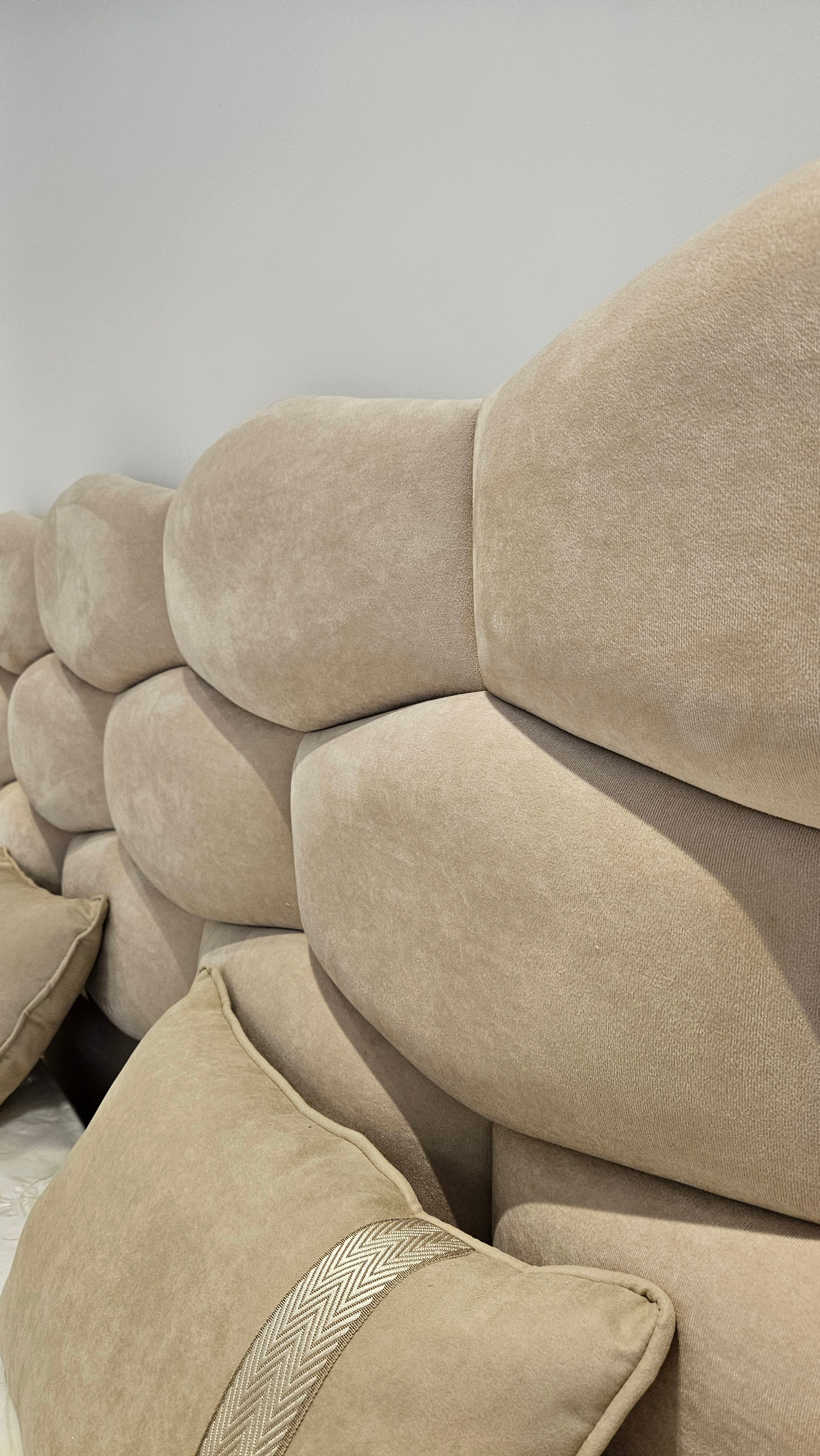 Диван на заказ Изготовление мягкой мебели. Студия интерьерных решений SUNHOUSE. Натяжные потолки, шторы, текстиль