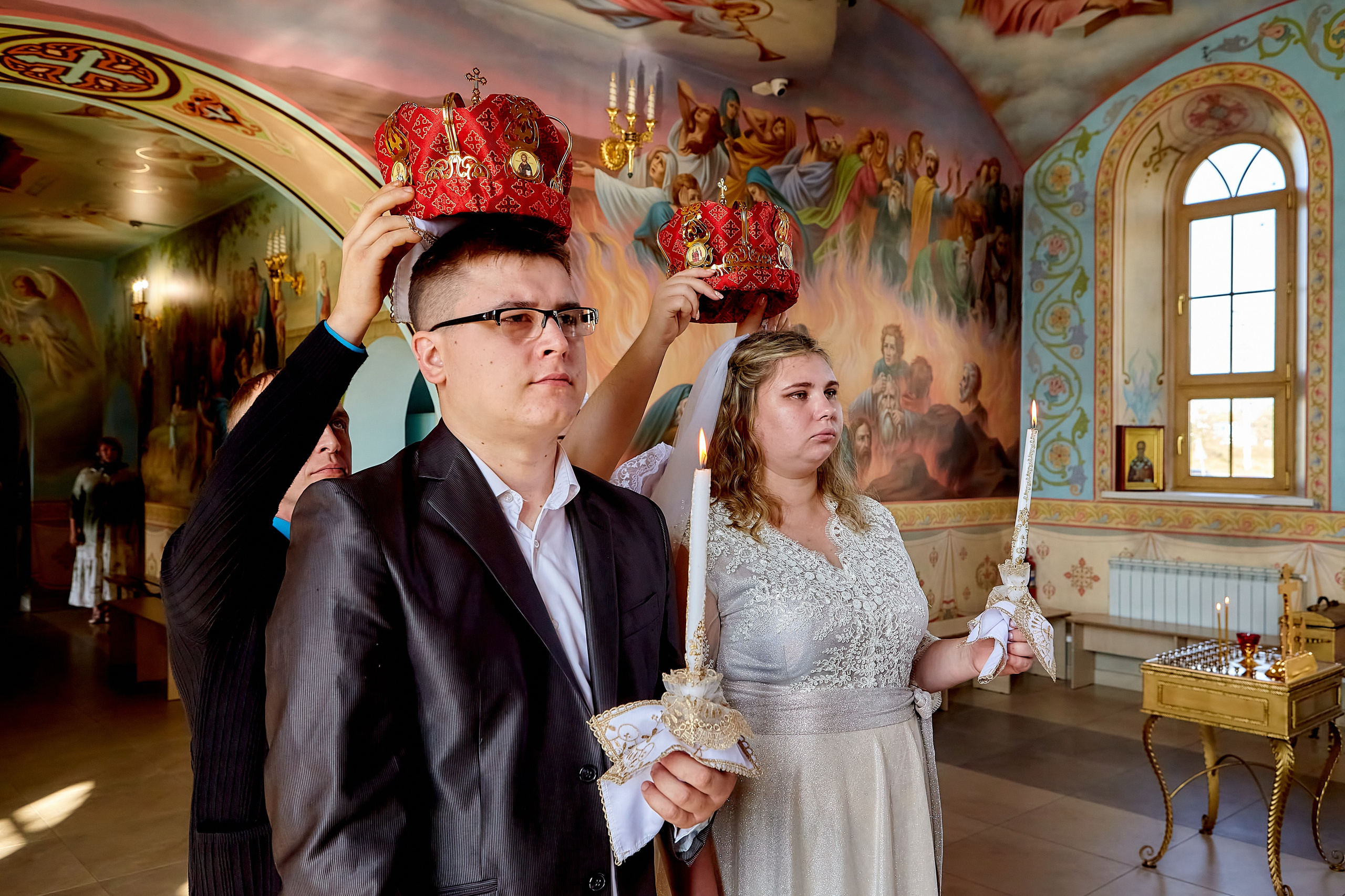 Жених и невеста со свечами в храме фото Николая Голованова Дзержинск