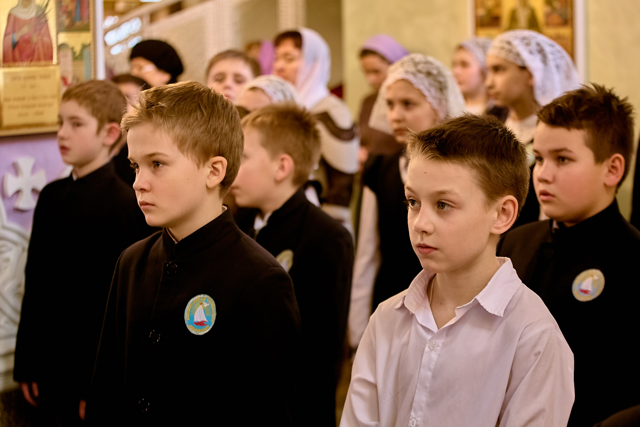 Гимназисты в храме на Литургии фото Николая Голованов православного фотографа.