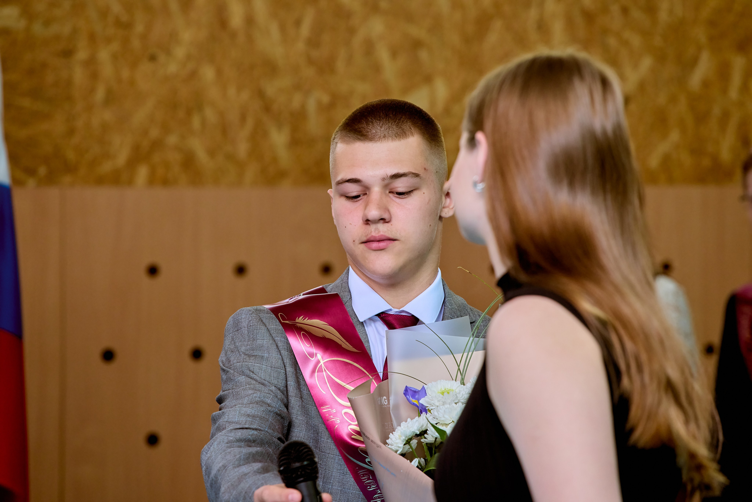 Радость и благословение в глазах выпускников, кадр Николая Голованова, г. Дзержинск.