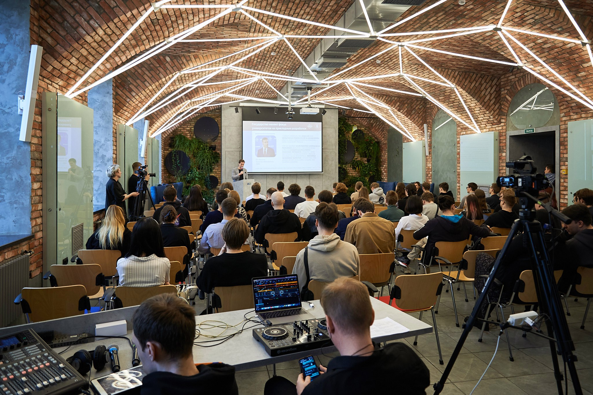 AIJ серия лекций по ИИ. Иван Ступа, репортажный фотограф в Санкт-Петербурге и Ленинградской области
