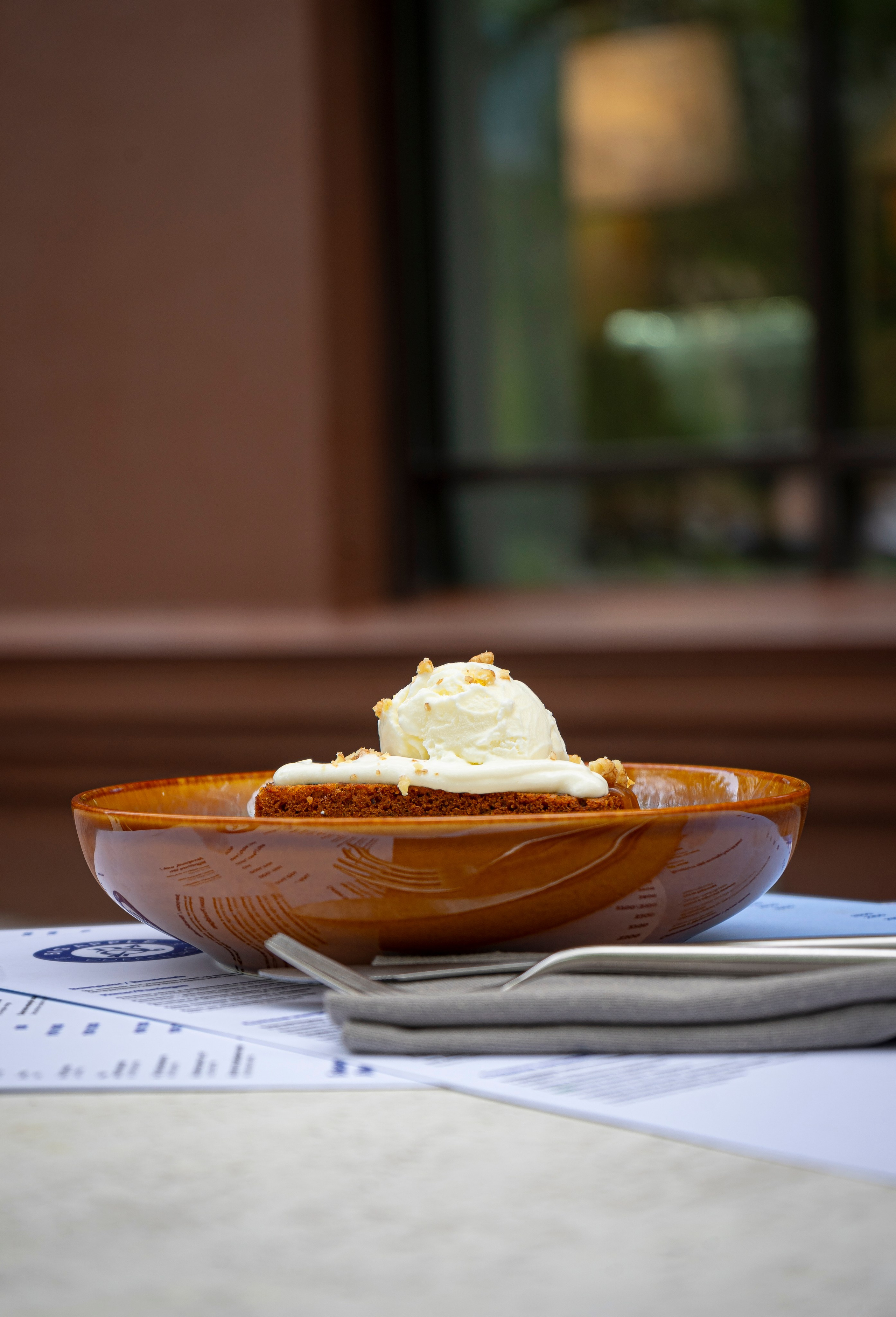 Пирожное с нежным кремом и пломбиром