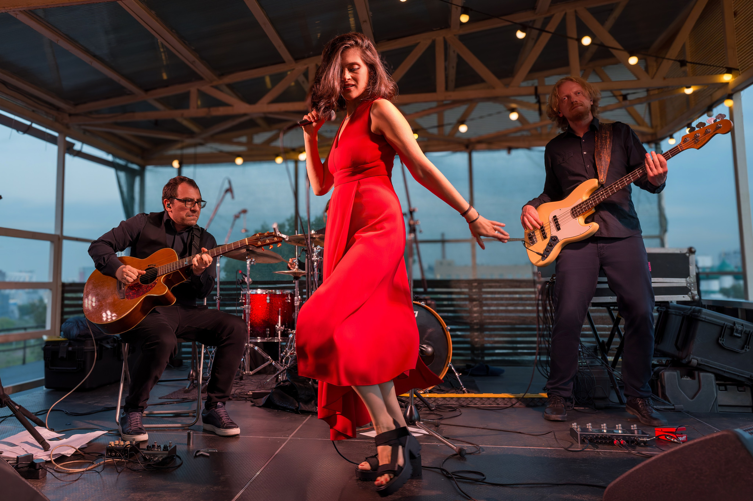 Женя Любич — летний концерт в Москве на крыше 6 июня 2024 года. Сайт фотографа Сергея Абрамова