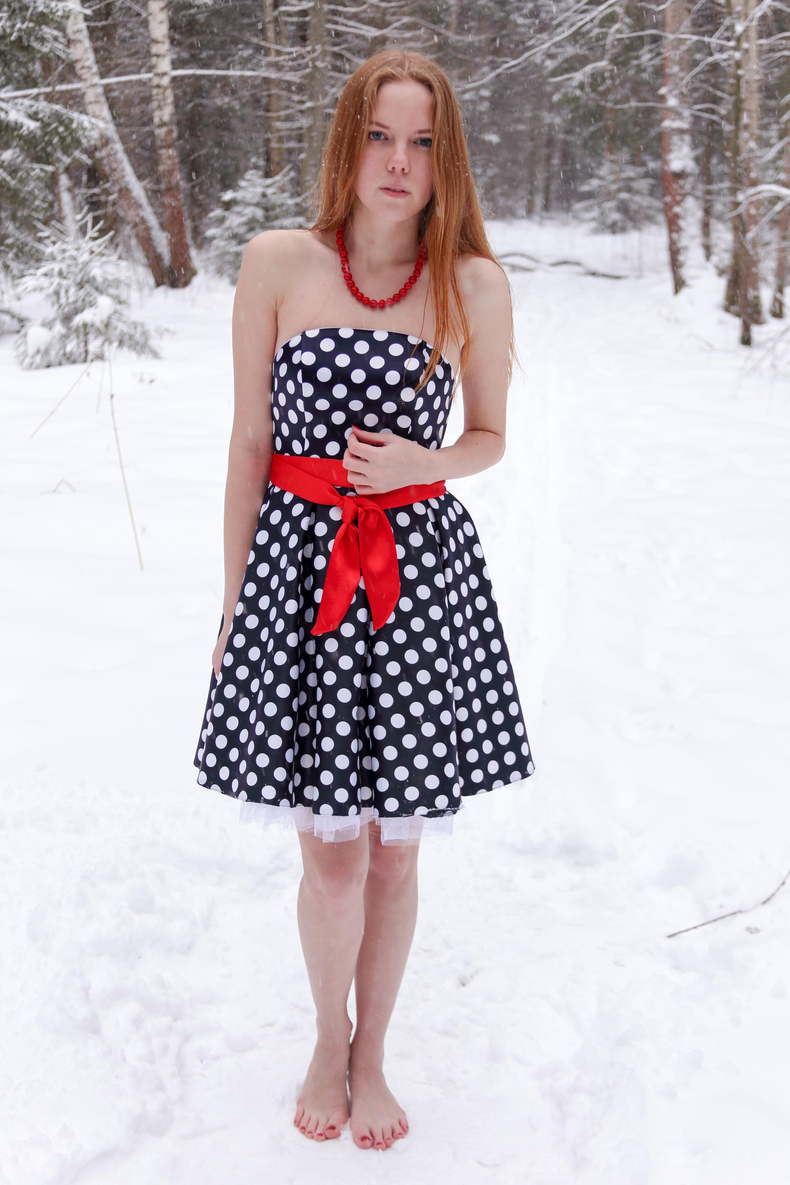 Света босиком на снегу. Фотограф Пермь. Фотосессия в фотостудии Перми и на свежем воздухе