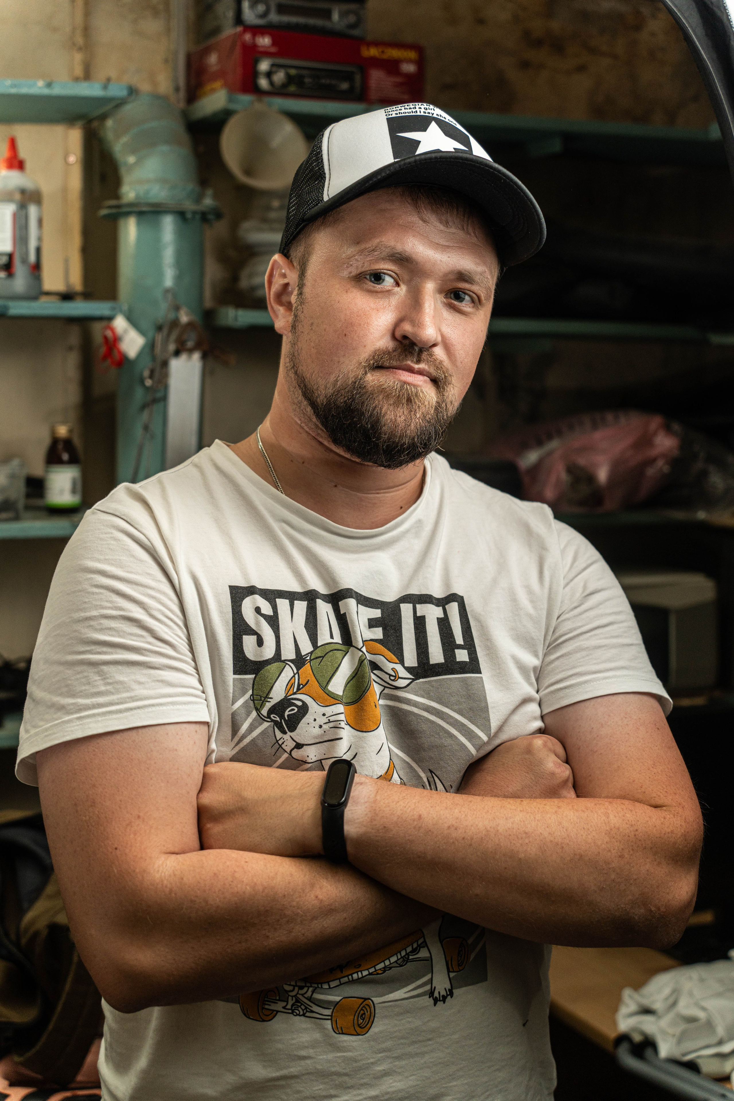 Мужчина рокер позирует в гараже