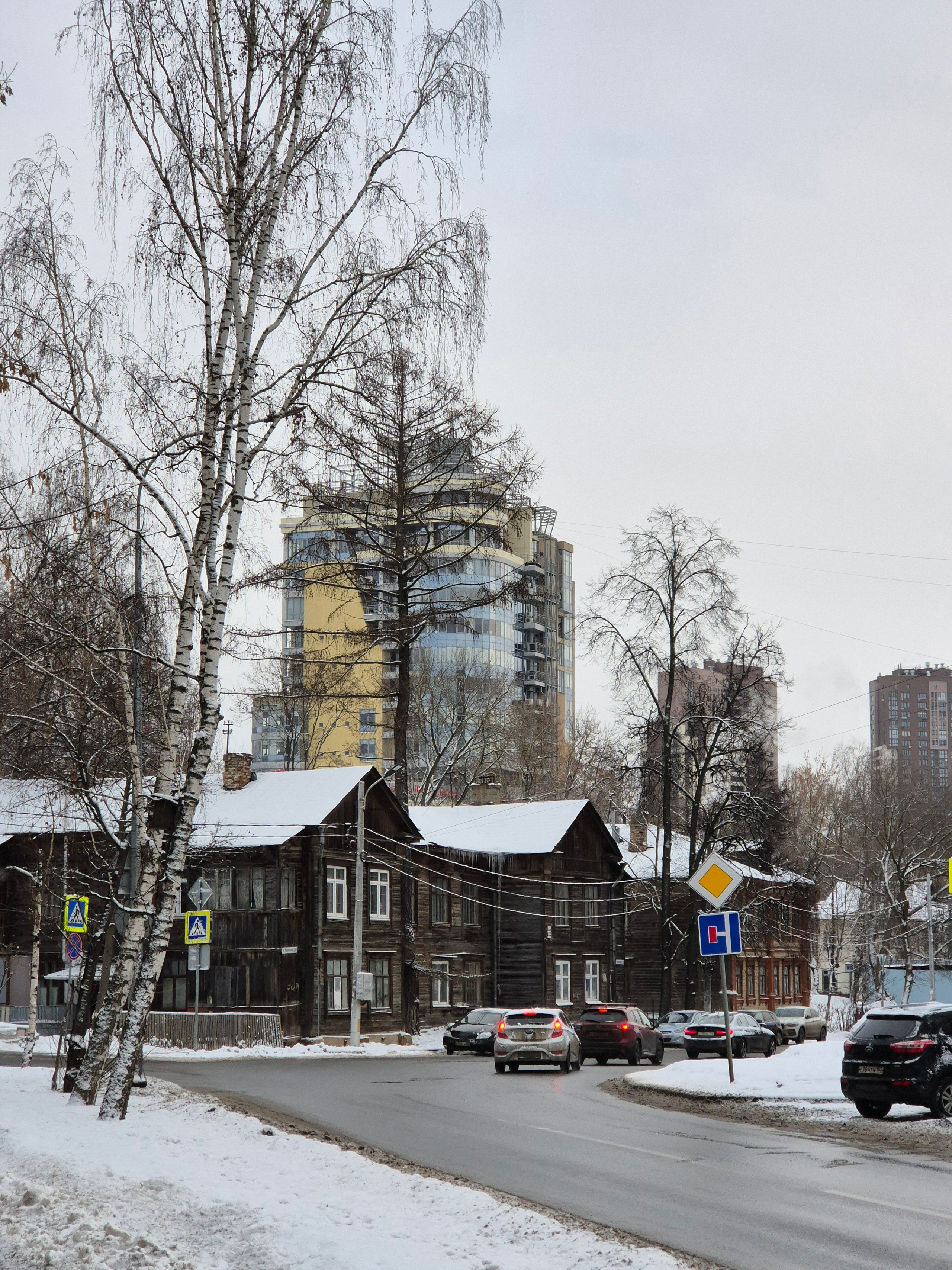 Нижний - город контрастов. Игорек такие домики называет избушки