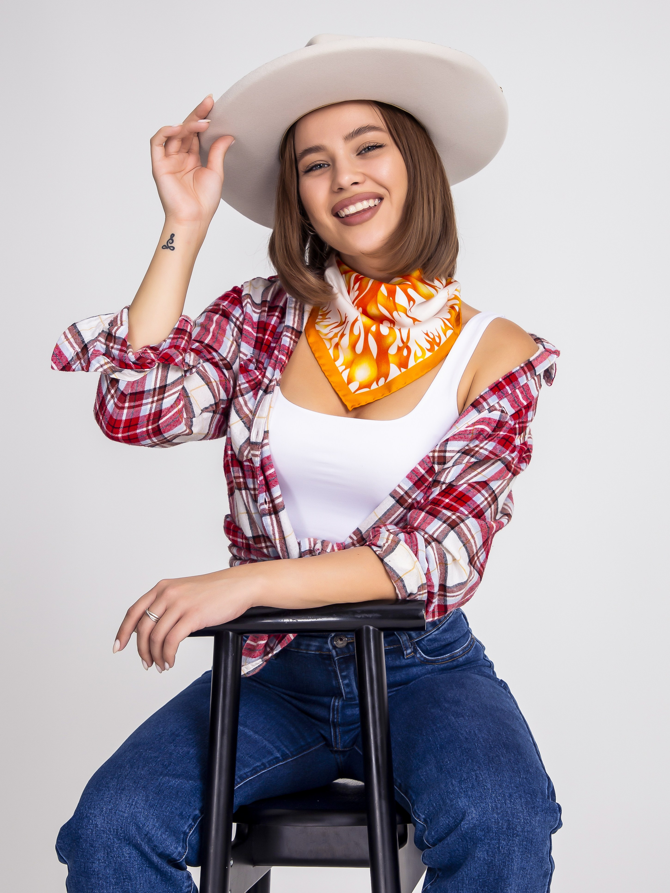 Фото на модели. Предметная Фотосьемка в Москве