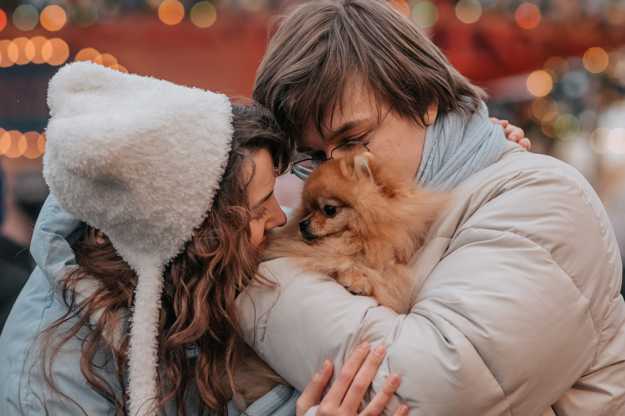Тоффи и семья на новогодней ярмарке. Семейный фотограф анималист Мария Крючкова