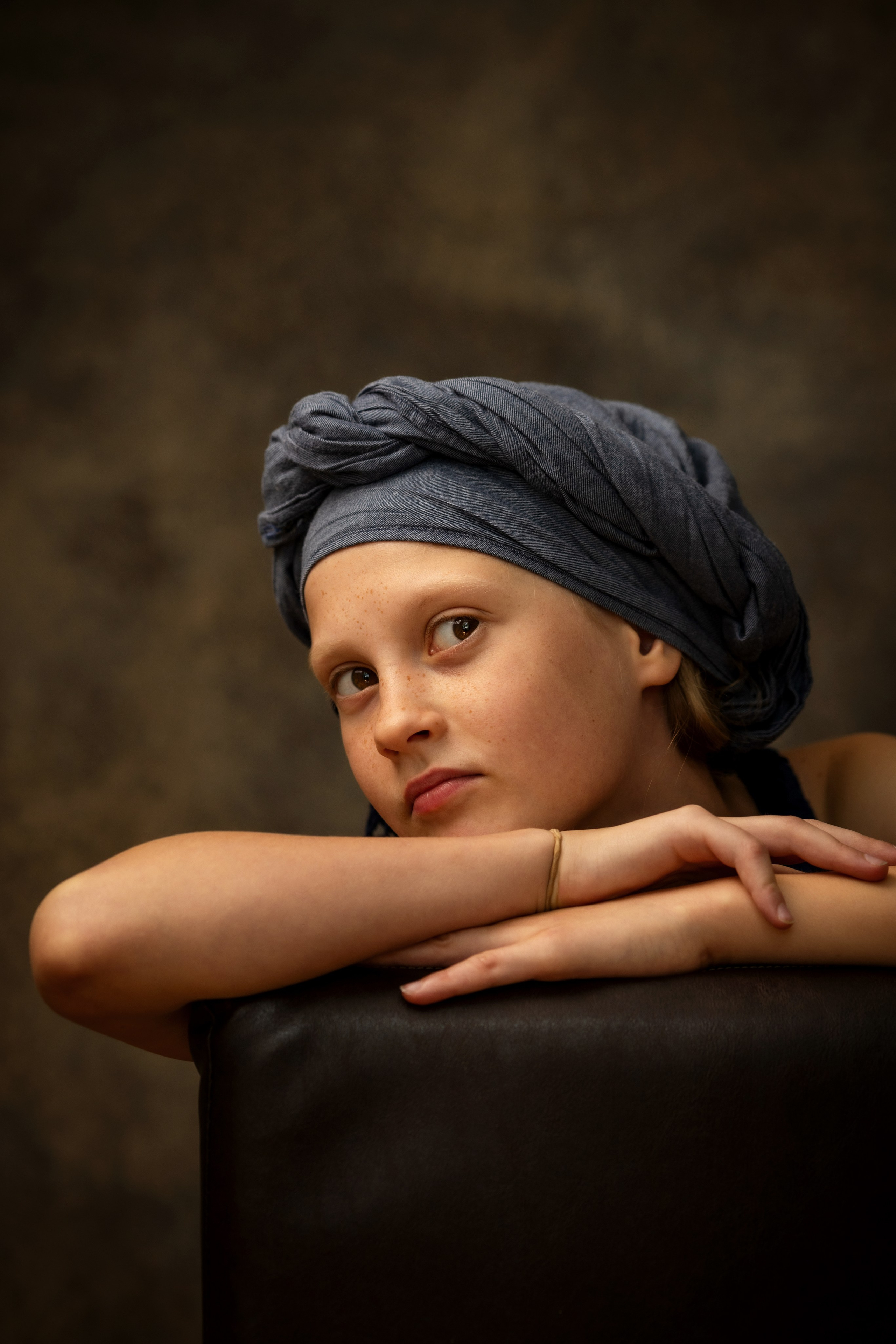 Детский портрет в студии в Граце: девочка в платке. Портретная и индивидуальная фотосъёмка в Граце и Тюмени