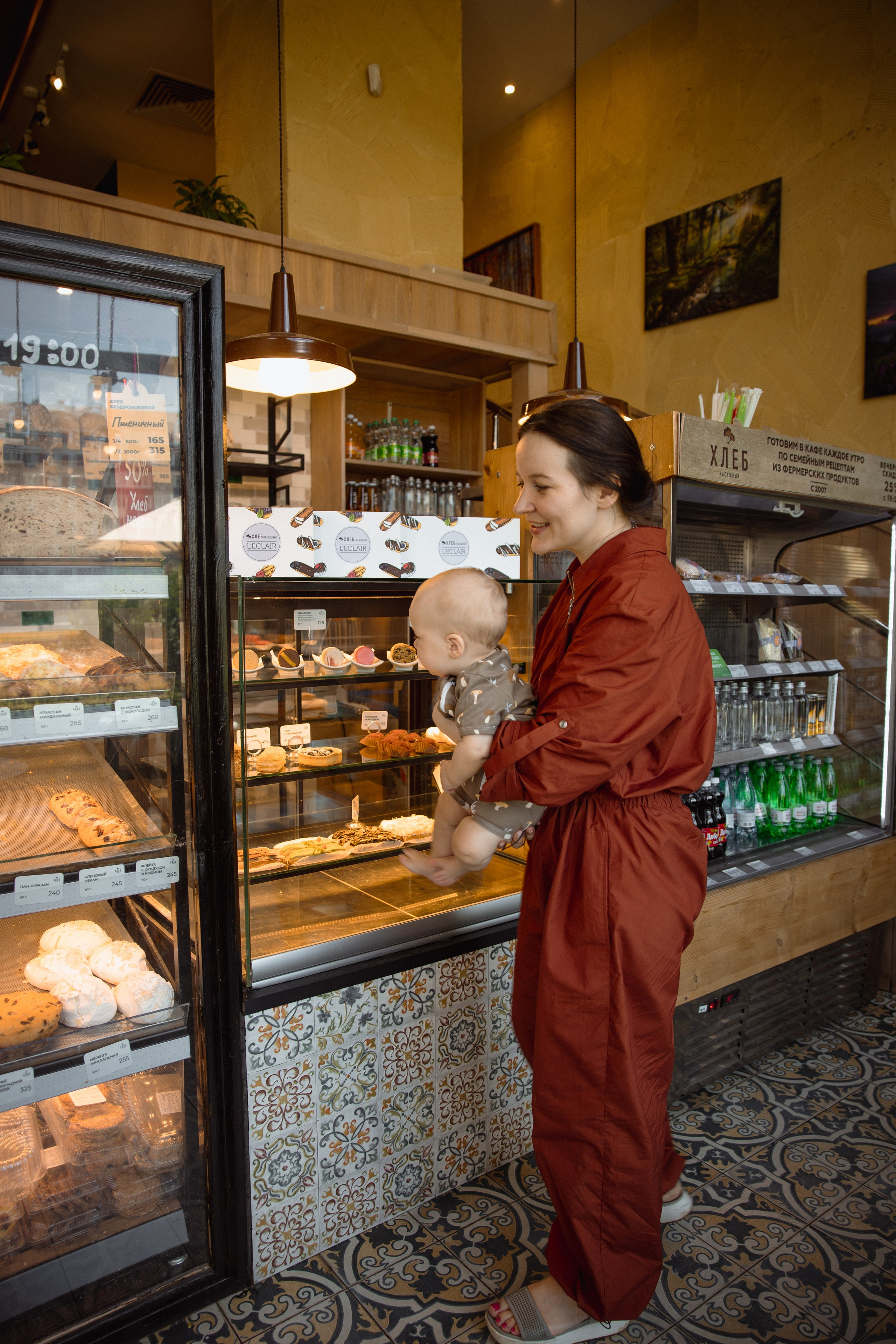 Настя с сыном у Alma-Mater. Ваш семейный newborn и lifestyle фотограф в СПБ Наталья Журавлева