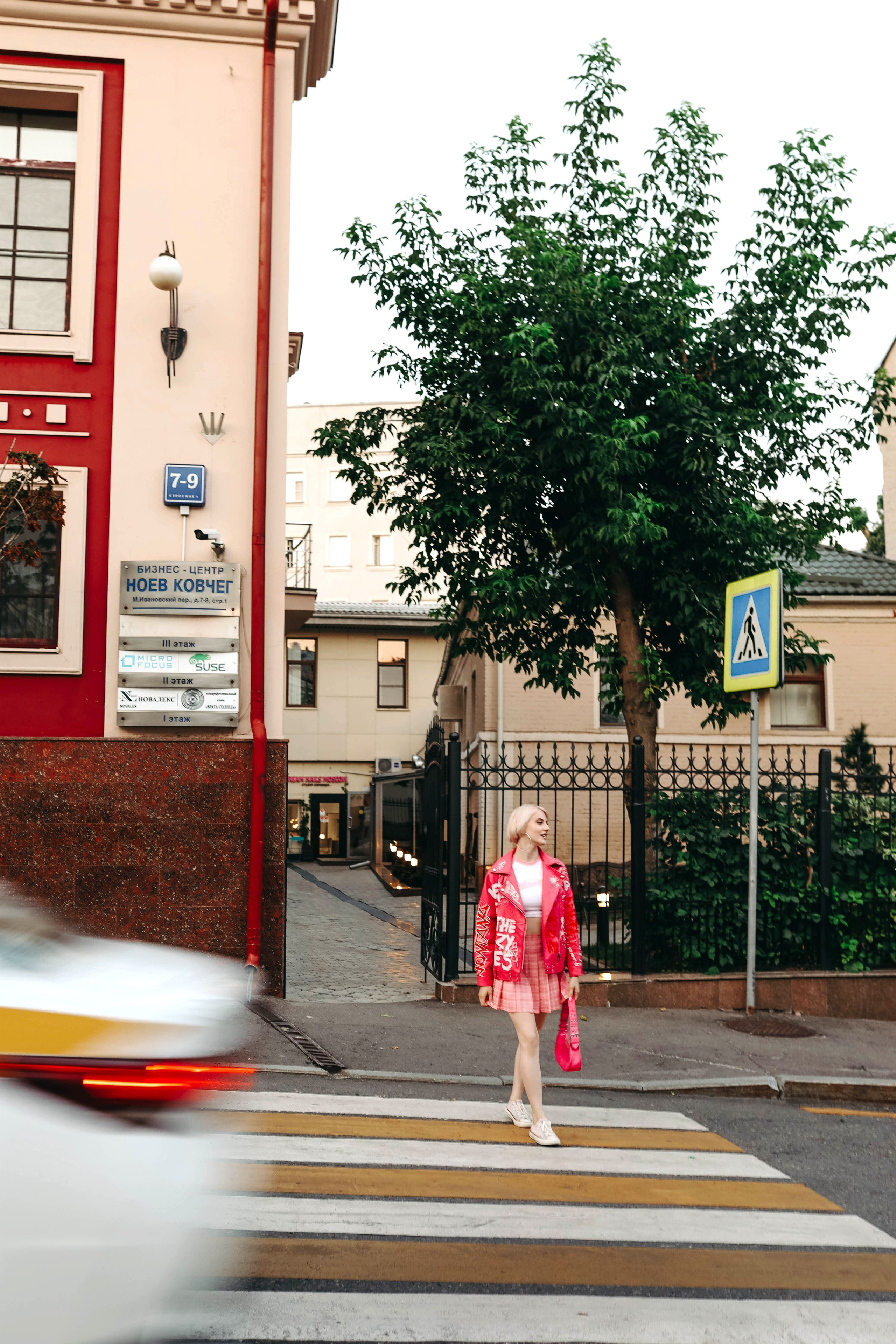 Женская летняя прогулочная фотосессия в Москве. Свадебный и семейный фотограф в Москве