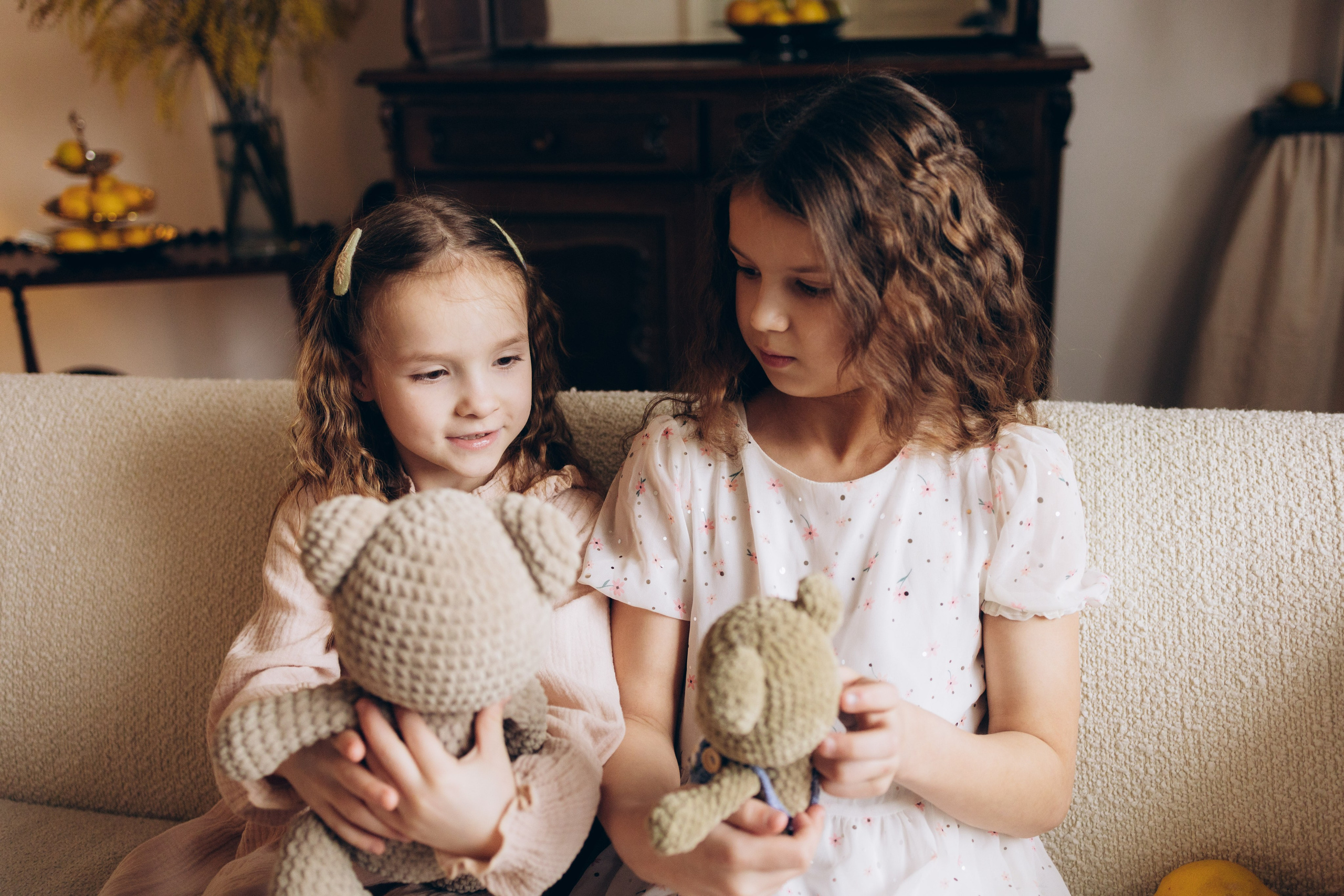 две сестры играют вместе
