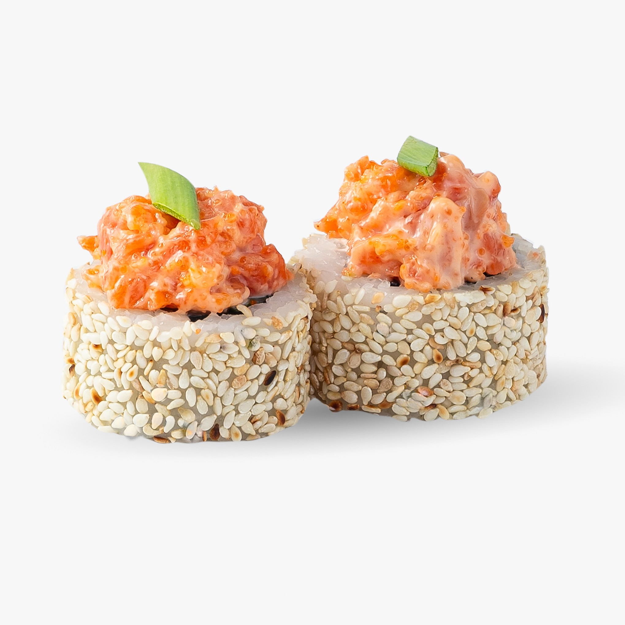 Ролл с лососем гриль на белом фоне