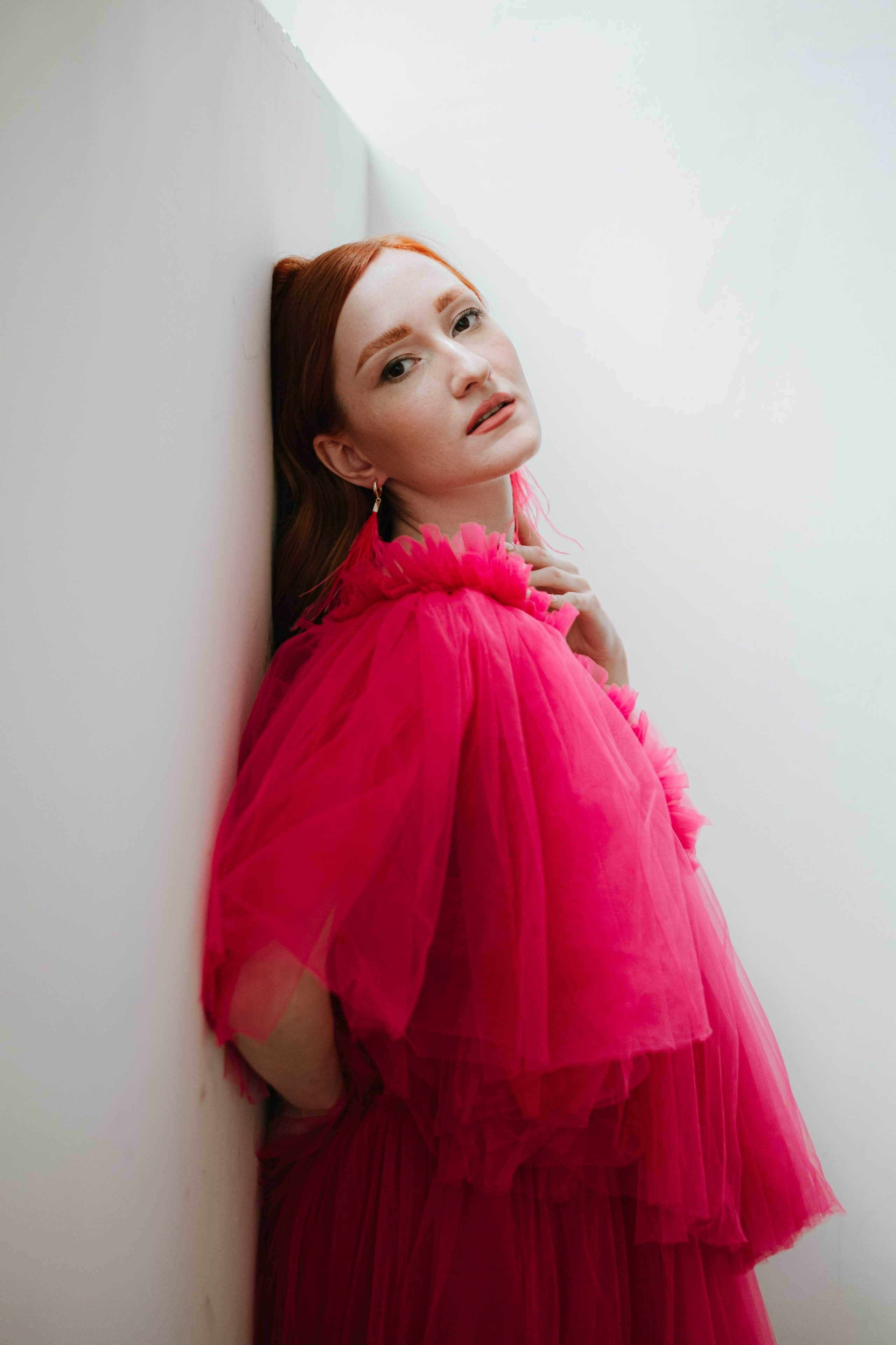 Студийная фотосессия в Москве, с красивым платьем цвета фуксии