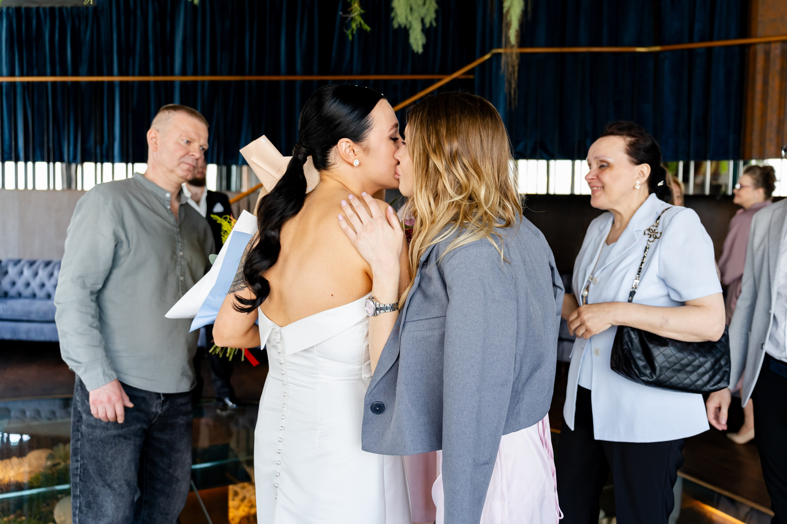 Родственники поздравляют молодоженов. Фотограф Москва