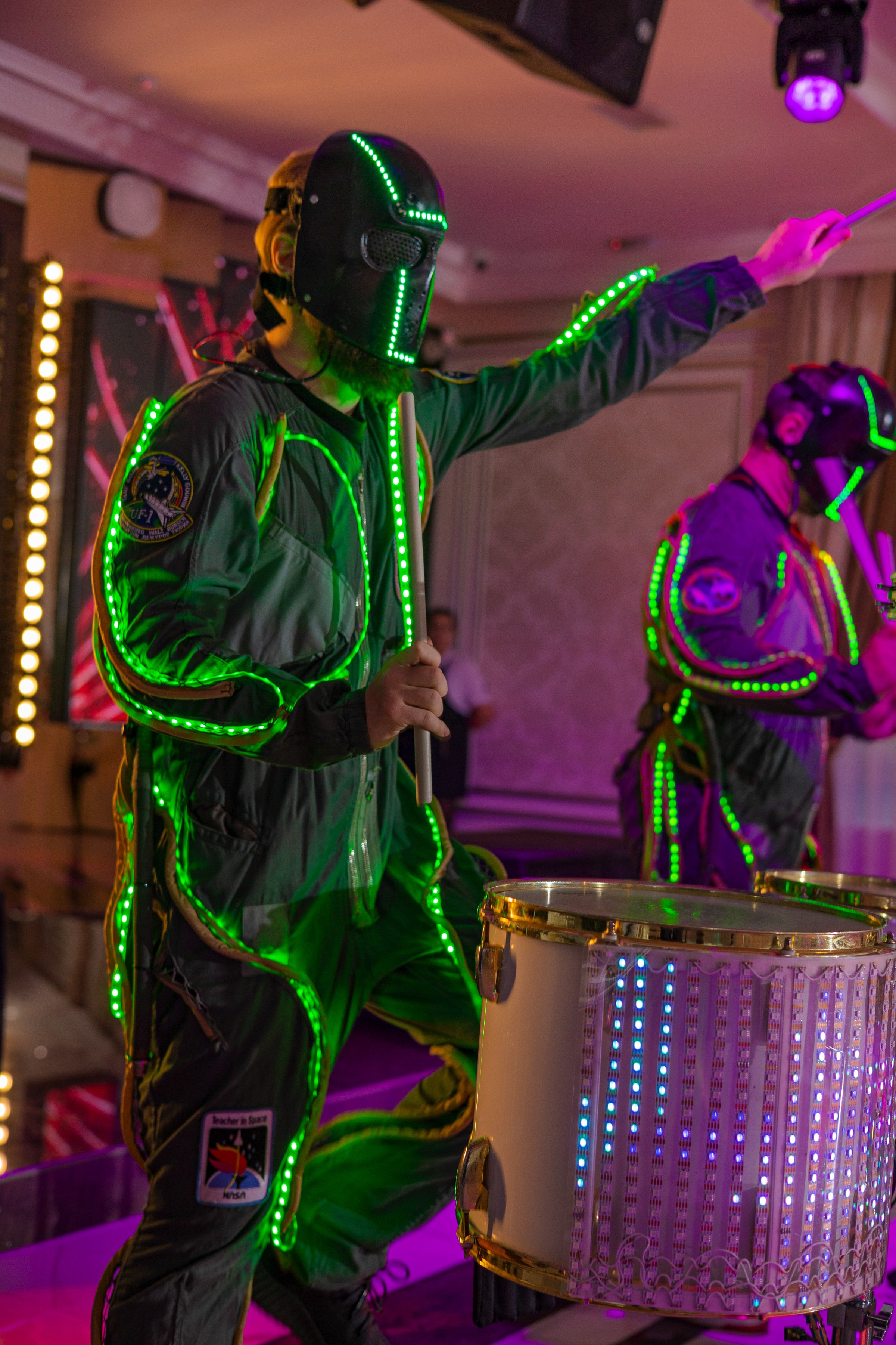 Фотография барабанщика в зелёном светящимся костюме Шоу Барабанов заноза Кемерово лазурный берег