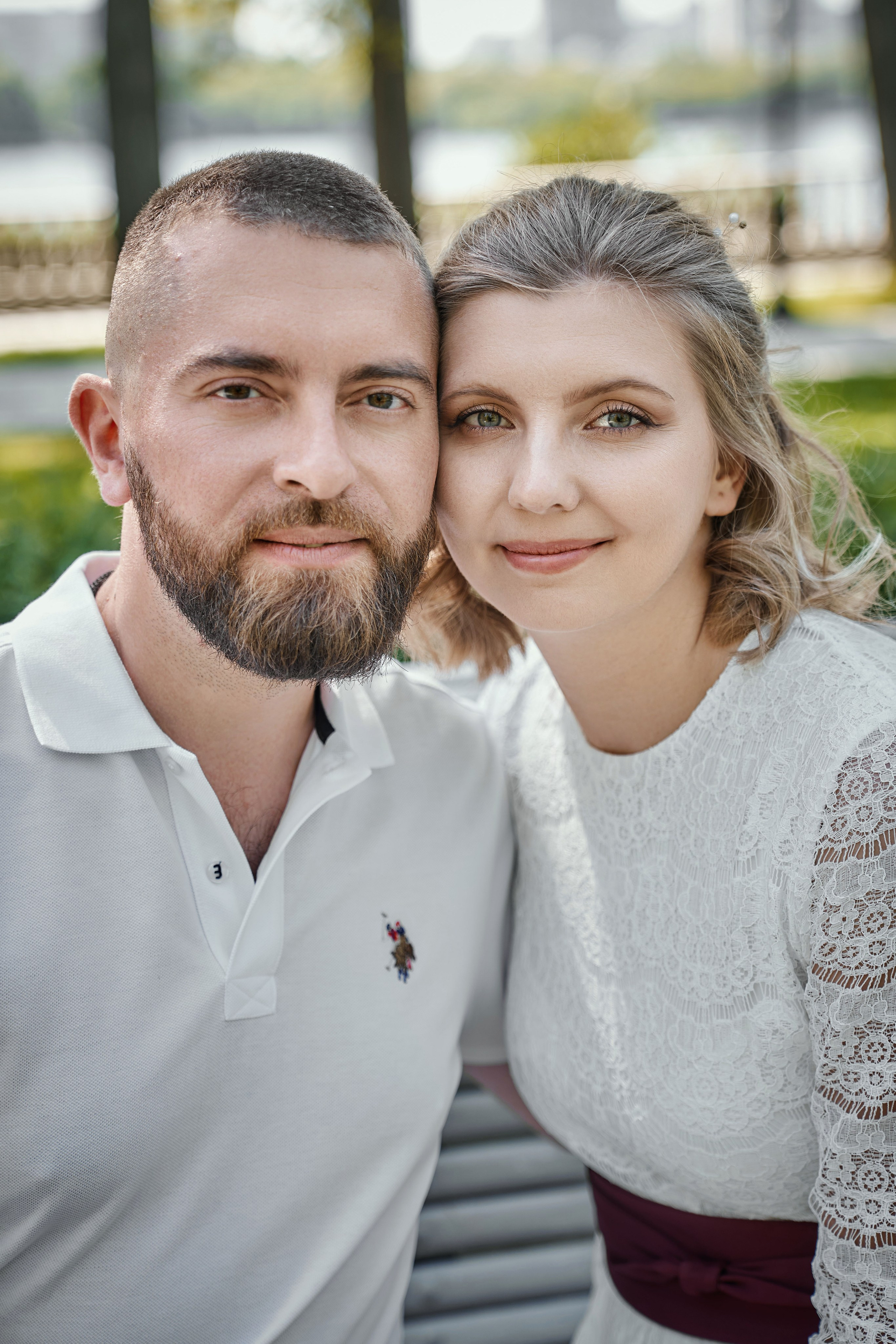 крупно лица молодых