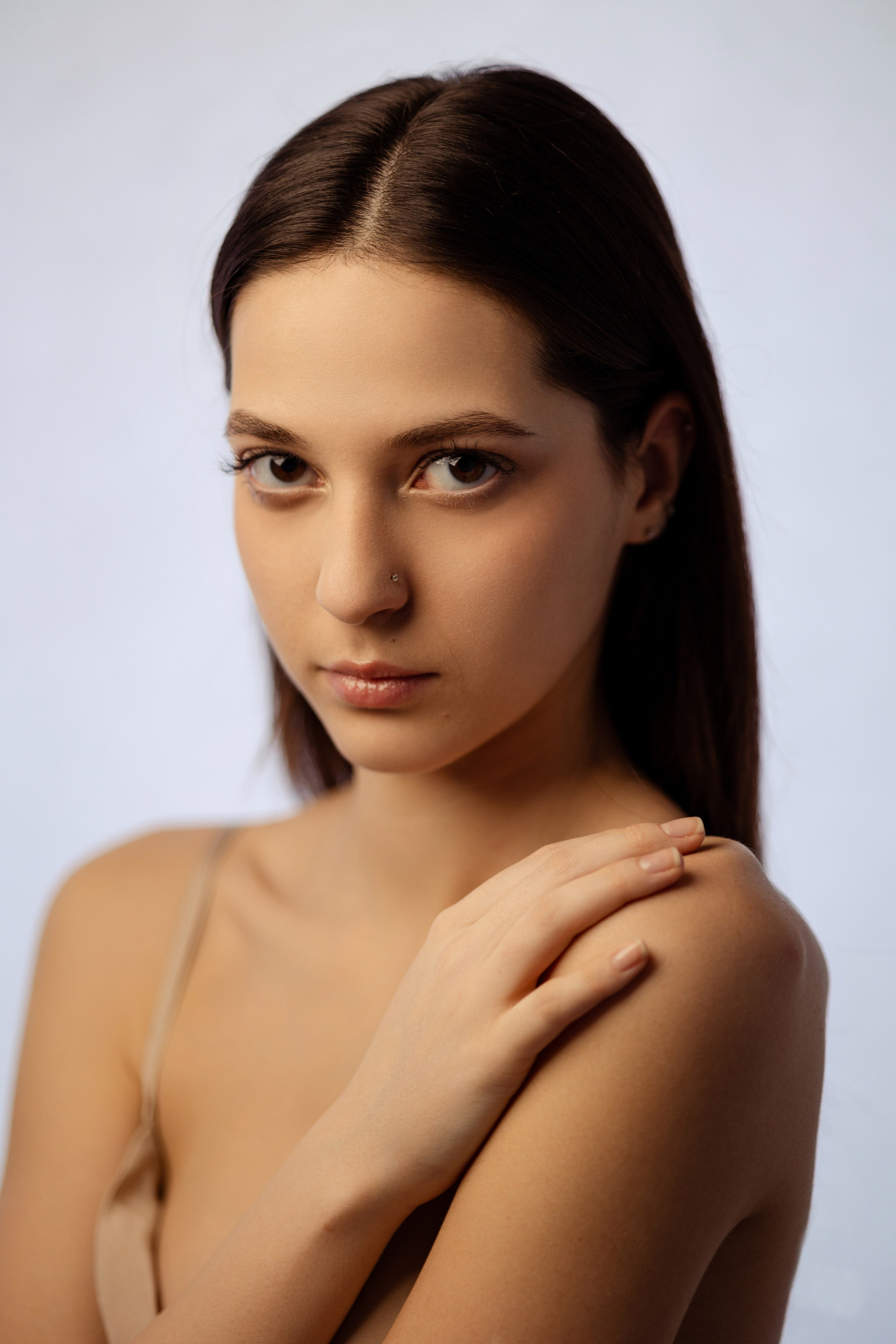 теплый Портрет девушки на холодном фоне