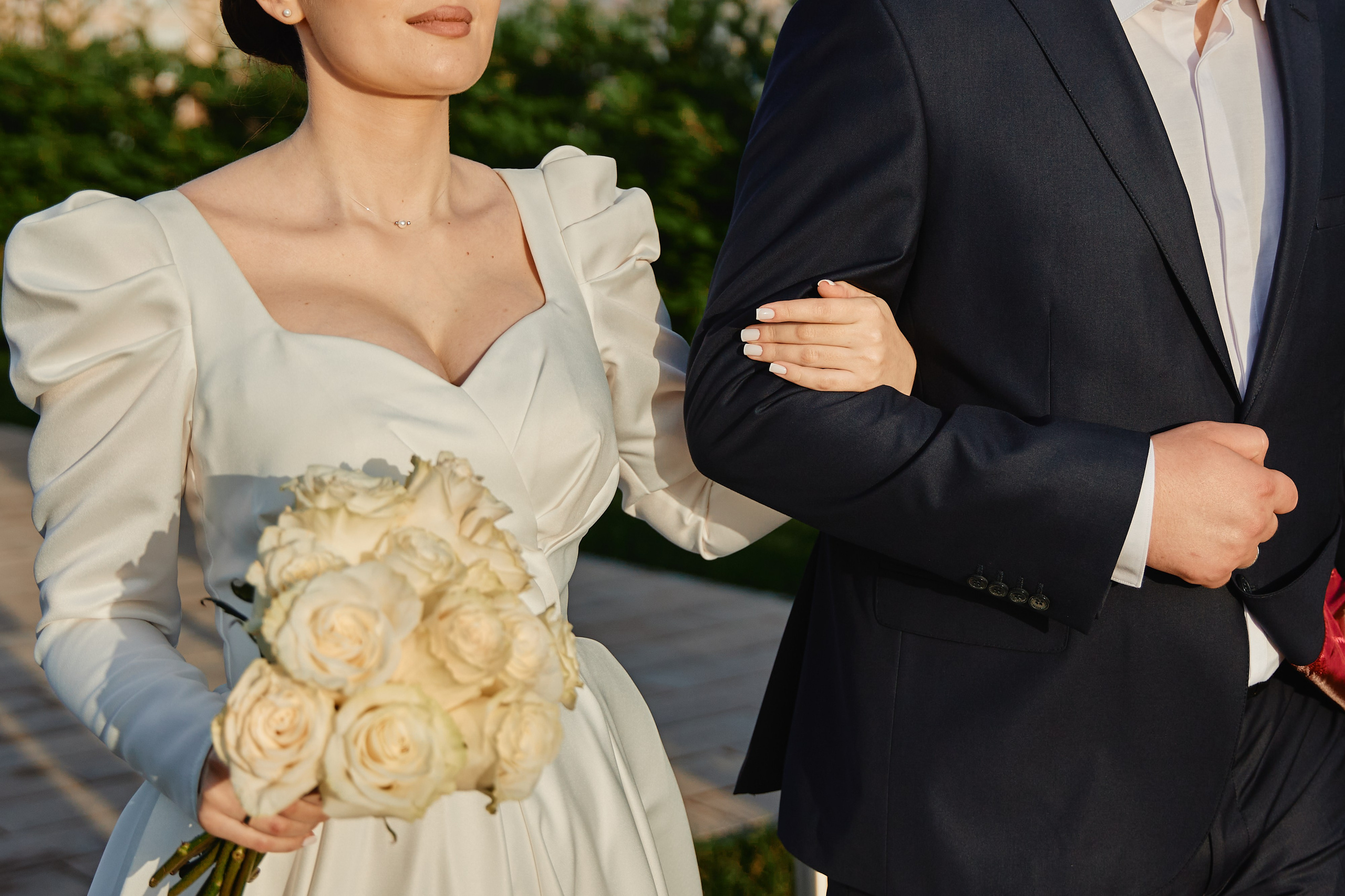 Свадебная фотосессия жених и невеста идут под руку