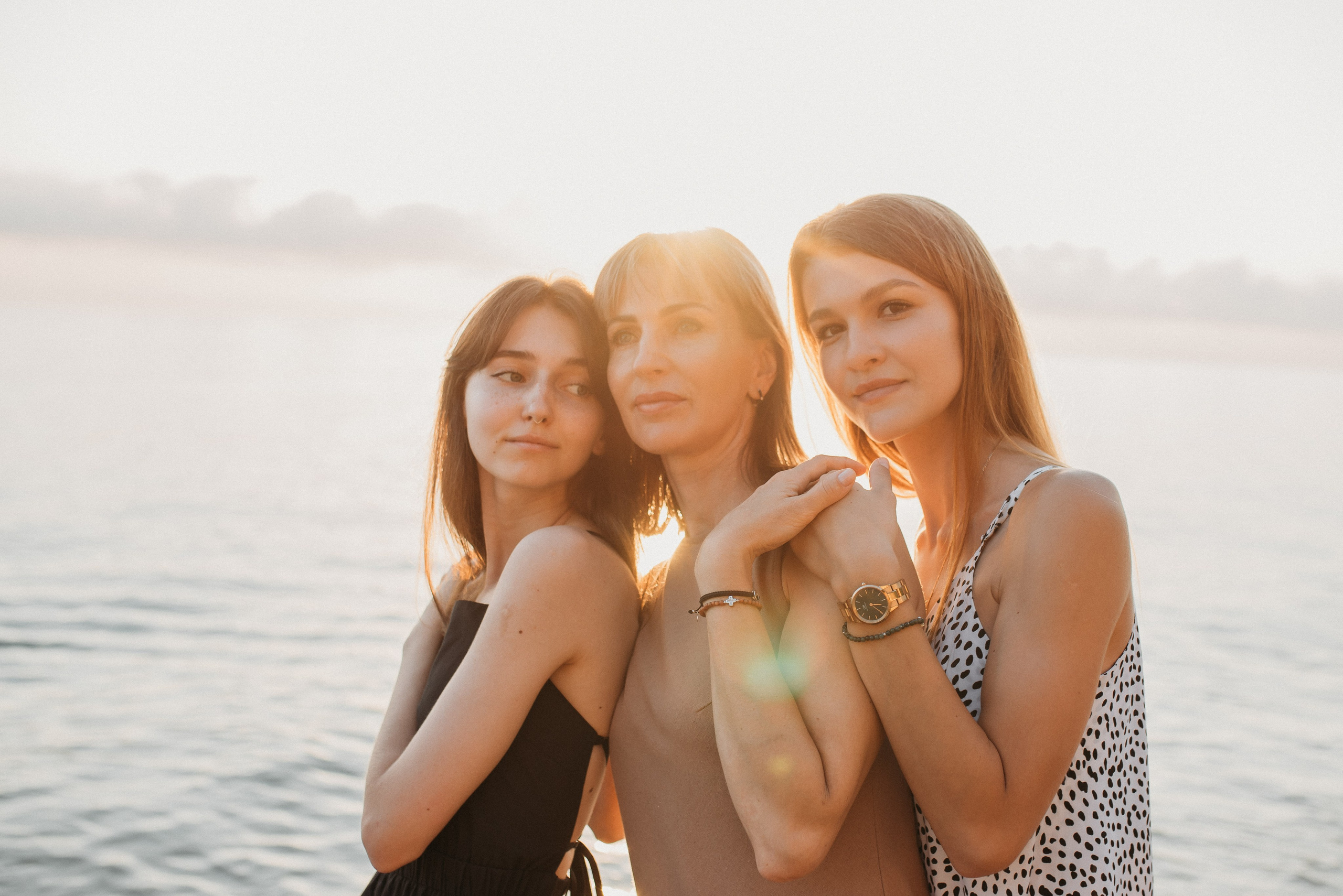 Семейная фотосессия мамы с дочками на берегу моря в Сочи Сириус Адлер. Фотограф в Сочи — Маргарита Поганова