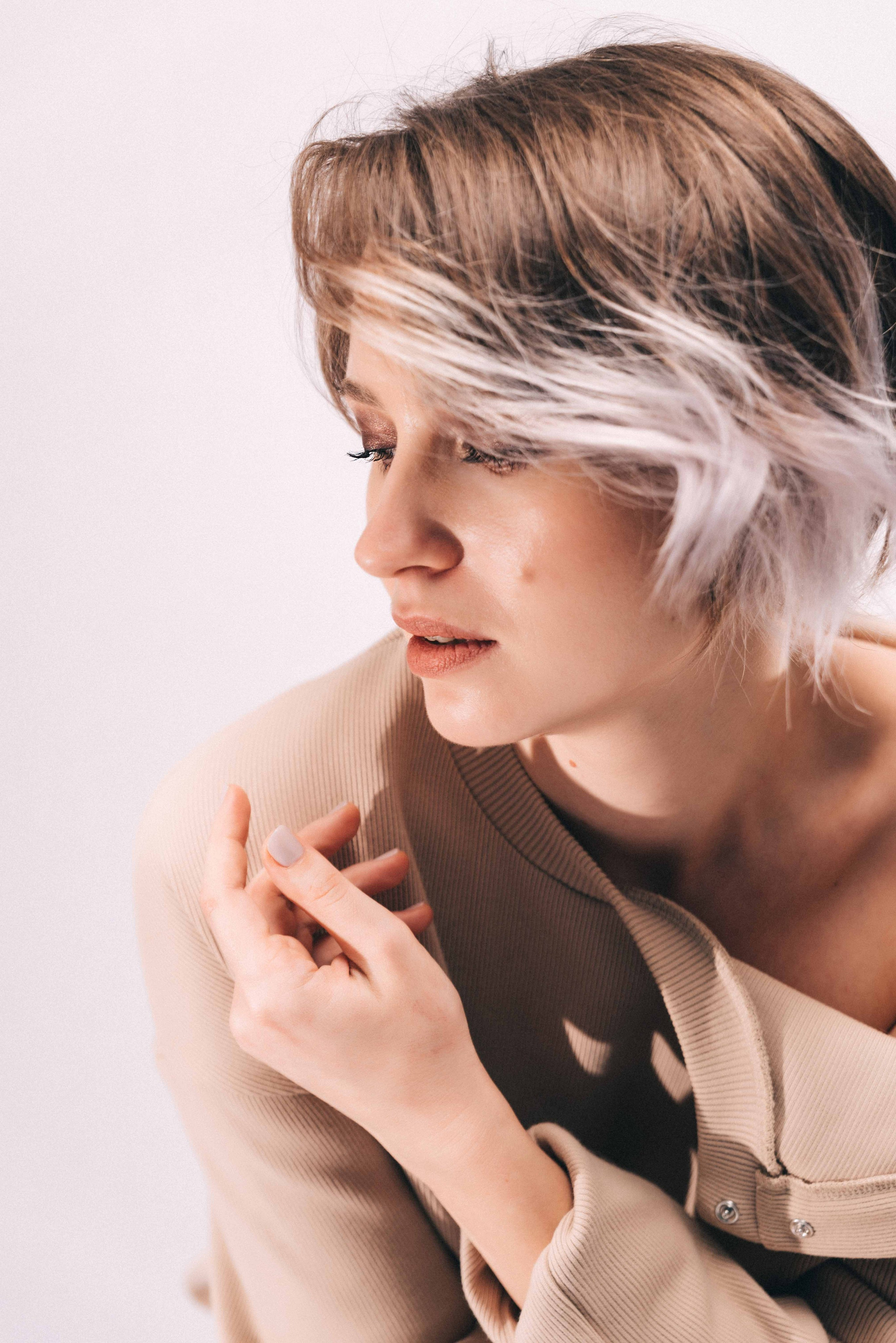 Саша и вино | портреты на белом фоне. Фотограф и видеограф в Москве и Абу Даби Мария Кулагина