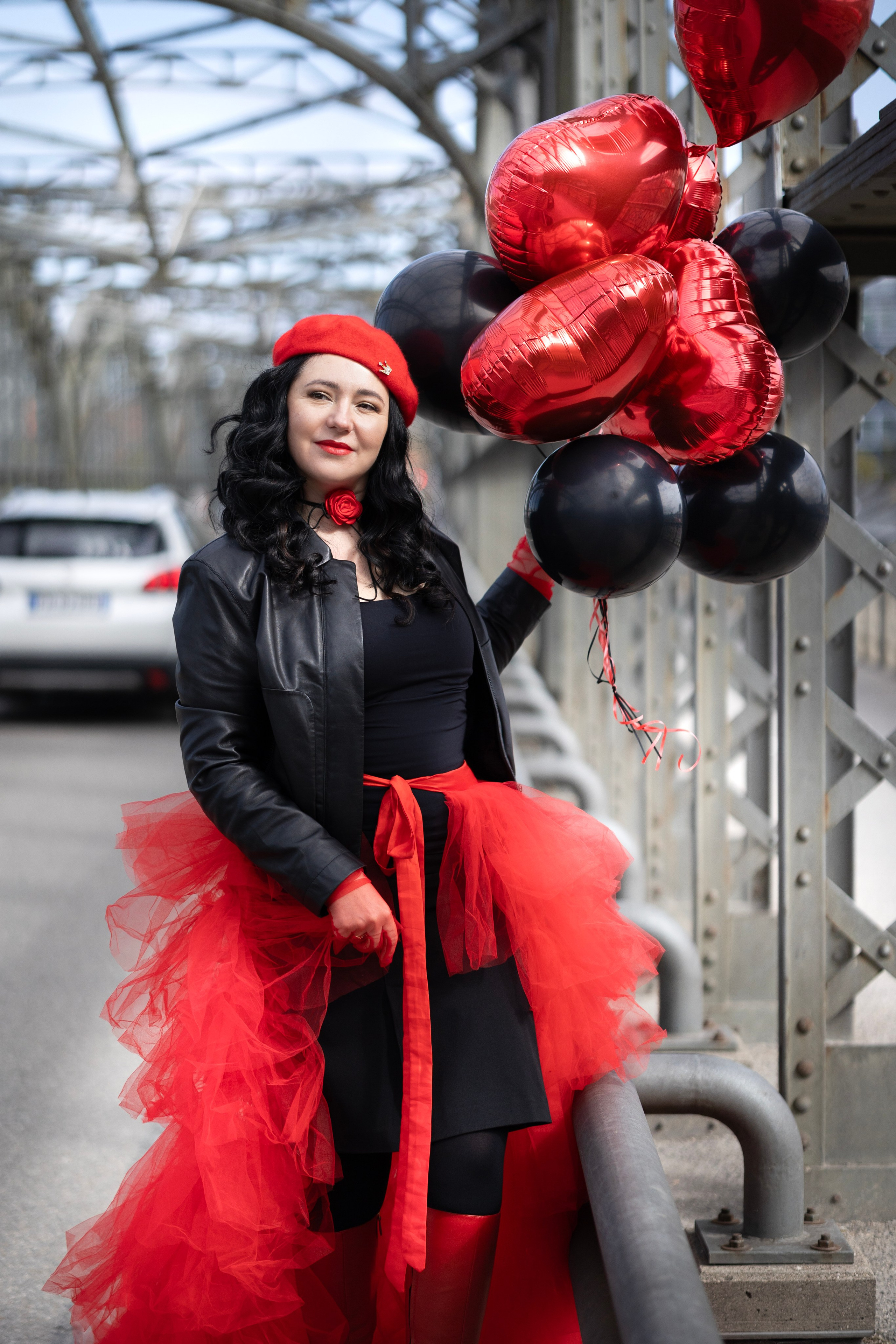 Balloons and red skirt. Photographer in Munich