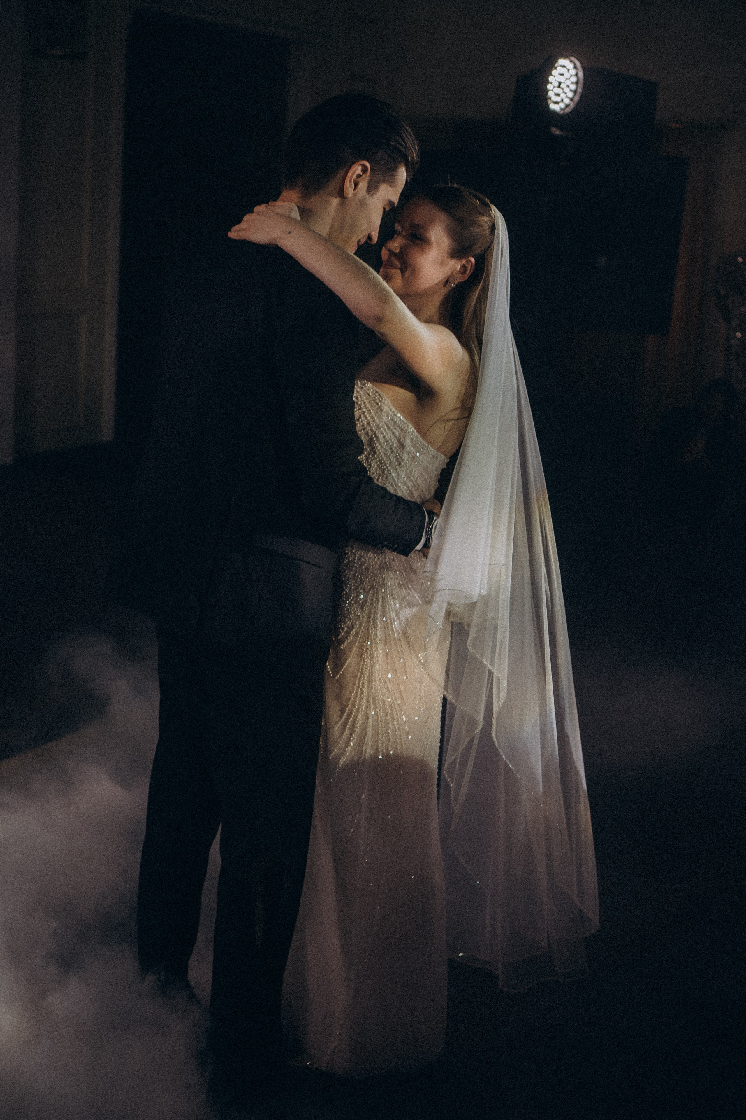 ПЕРВЫЙ ТАНЕЦ МОЛОДЫХ НА БАНКЕТЕ. ТРОГАТЕЛЬНЫЙ МОМЕНТ (СНЯТО В СИБИРЕ В НИЖНЕВАРТОВСКЕ). Профессиональный фотограф, Санкт-Петербург — Виктория Богомолова