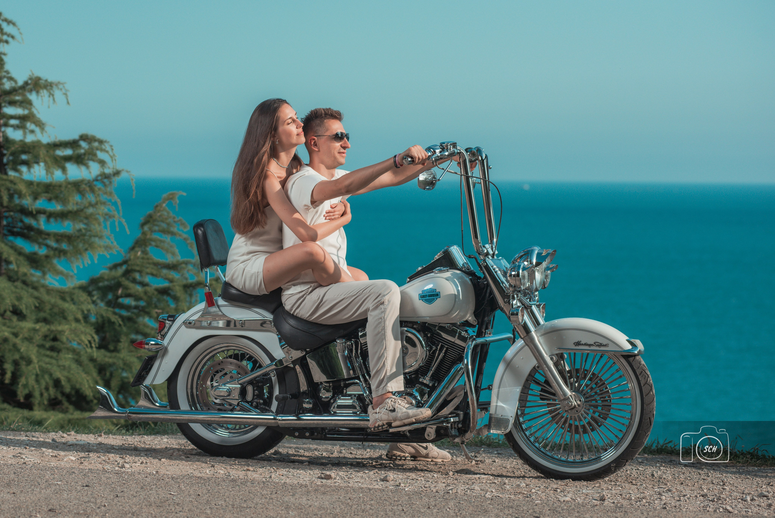 Солнечная фотосессия с белым harley-davidson