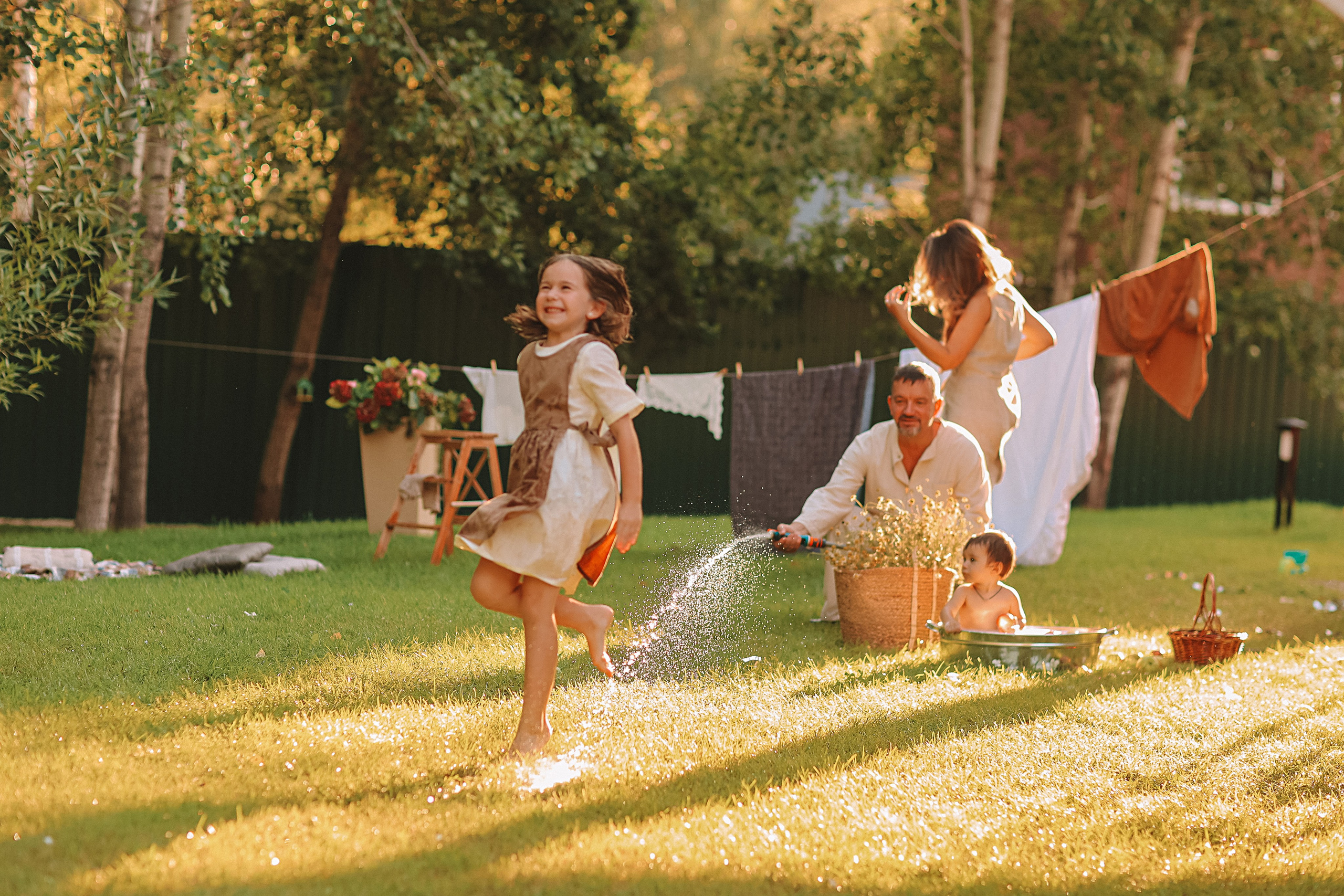 Стирка у дома. Семейный фотограф Тюмень, фотограф на роды Салмина Мария