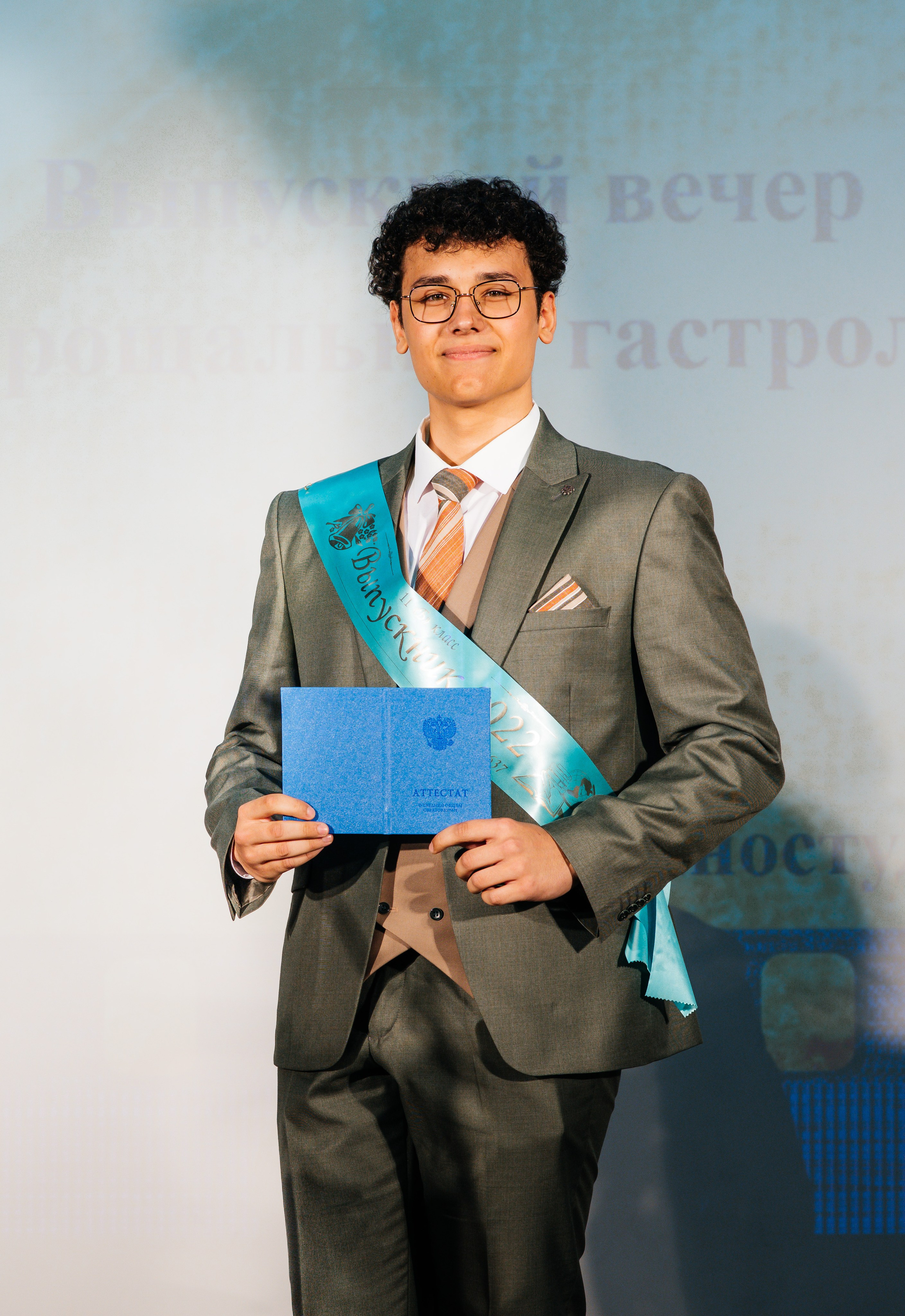 Вручение аттестатов. Выпускные альбомы в Подольске Москве и МО