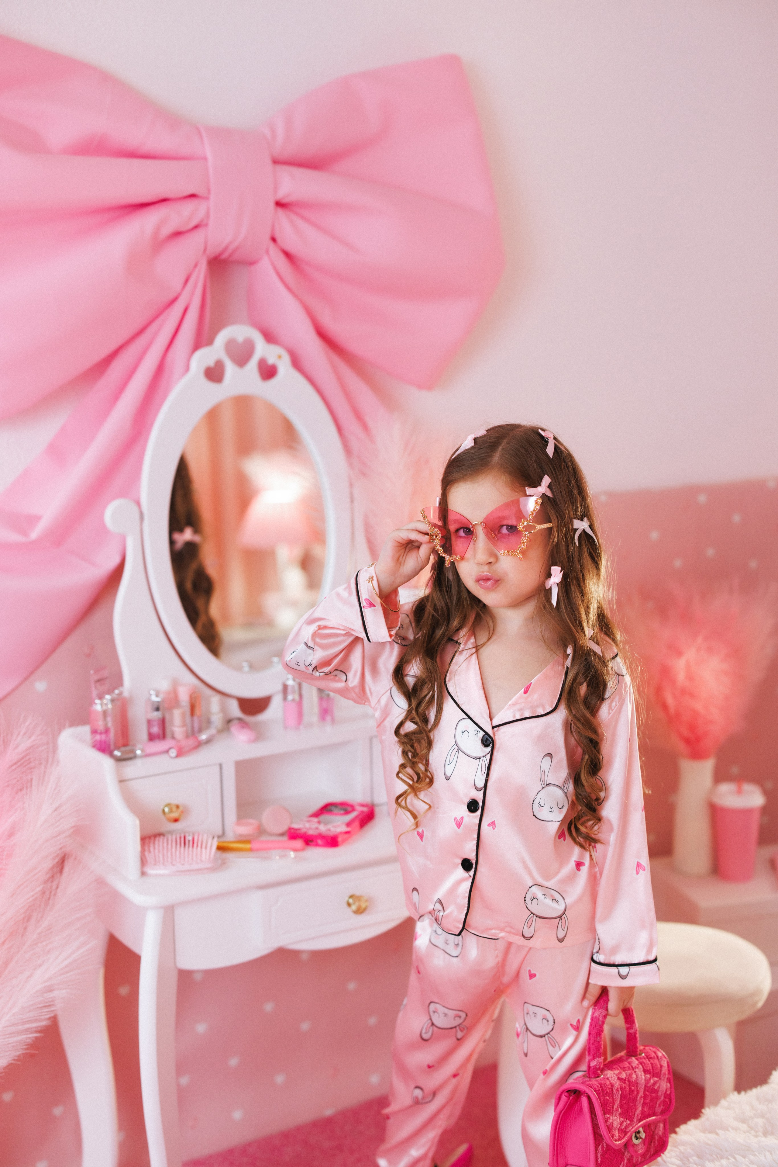 Фотосессия для девочек в интерьере розовой комнаты. Семейный и детский фотограф в Краснодаре Анна Трашкова