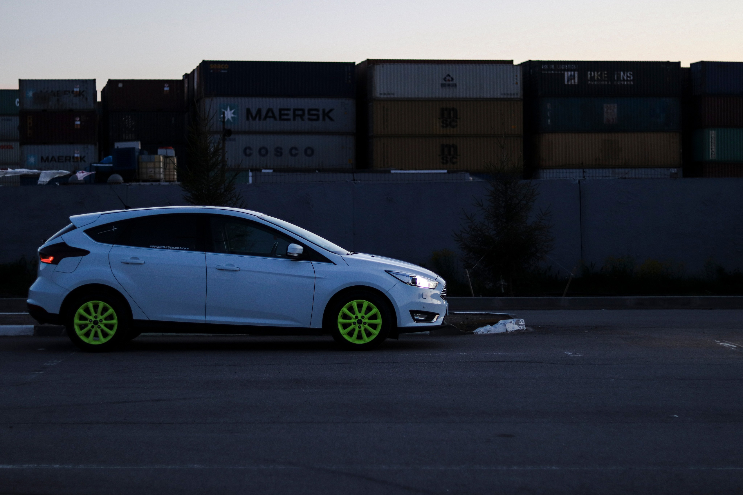 Ford Focus и Волга у ТРК Лето. Ивентный фотограф в Санкт-Петербурге Олег Комков