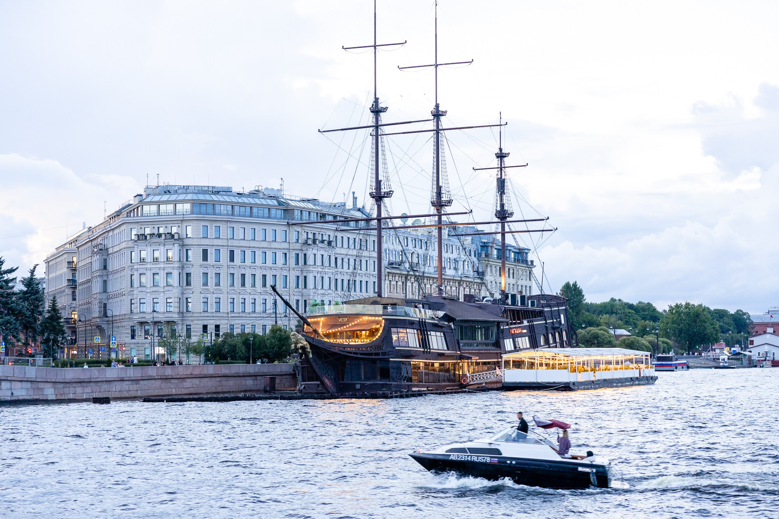 Экскурсия на двухпалубном теплоходе по Неве. Фотограф в Санкт-Петербурге — Сергей Петров
