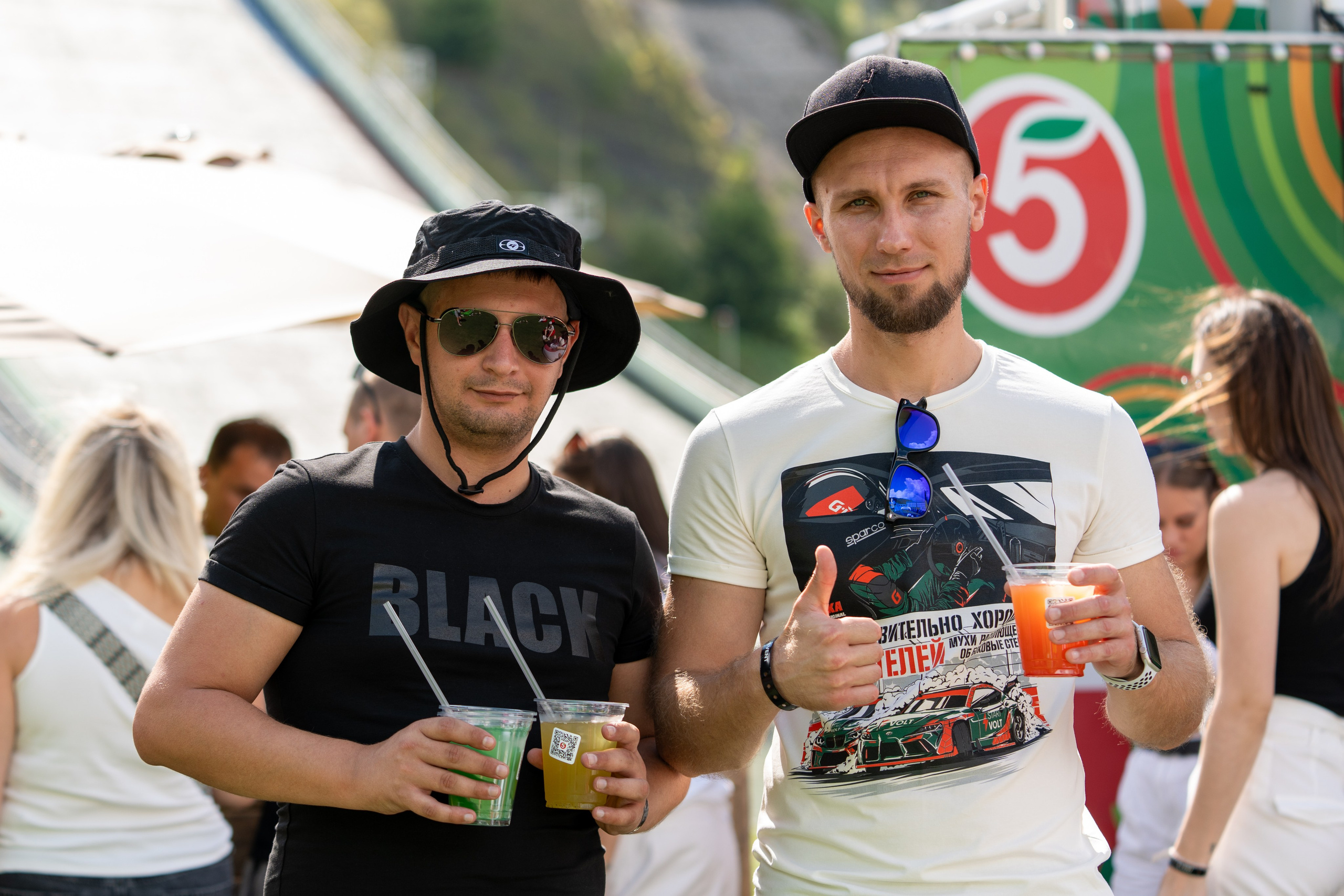 Фотоотчет партнеской интеграции для сети «Пятерочка» на фестивале «Grounded». Репортажный фотограф в Красной Поляне и Сочи Павлюченко Екатерина