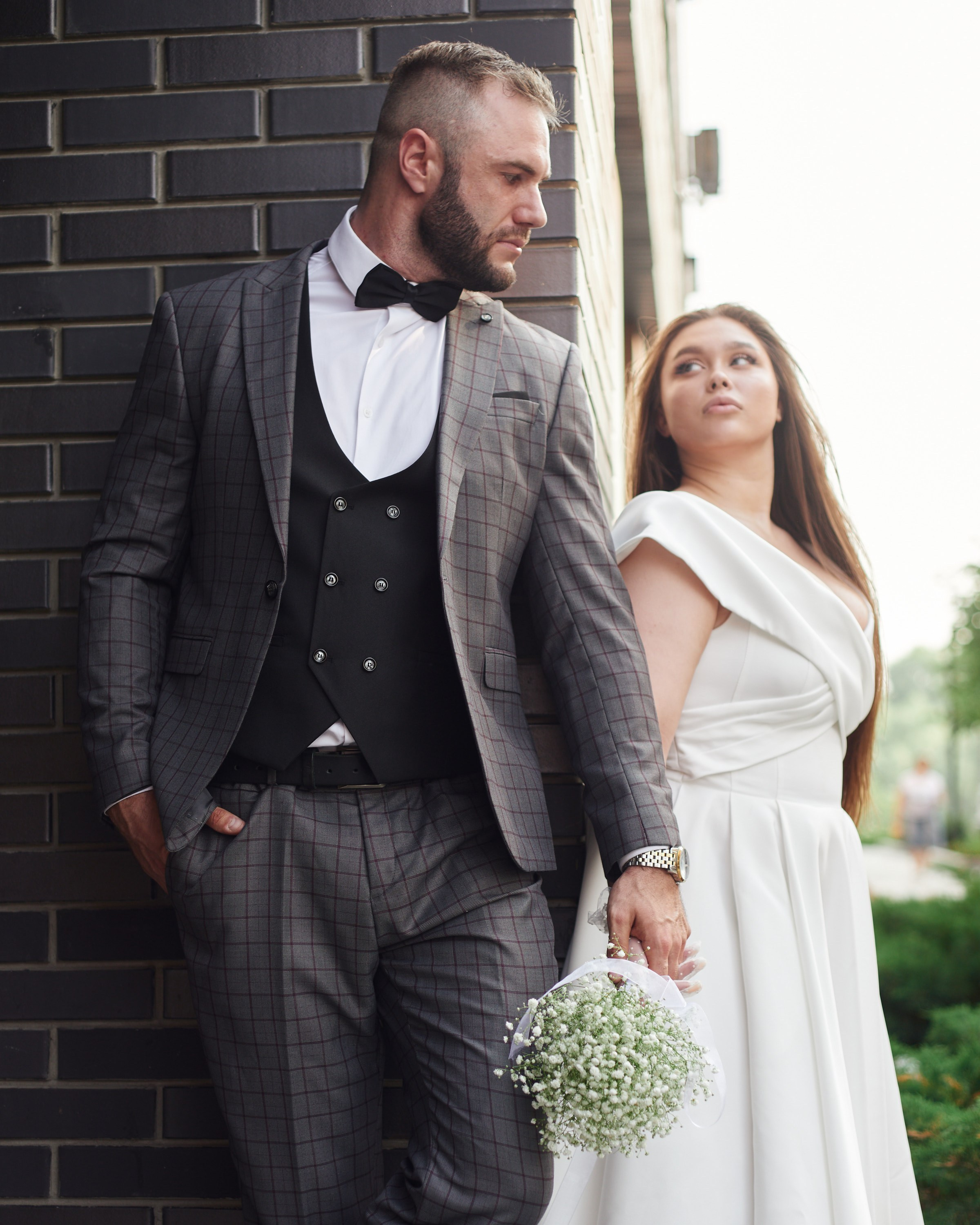 Свадебная фотосессия на улице с кабриолетом