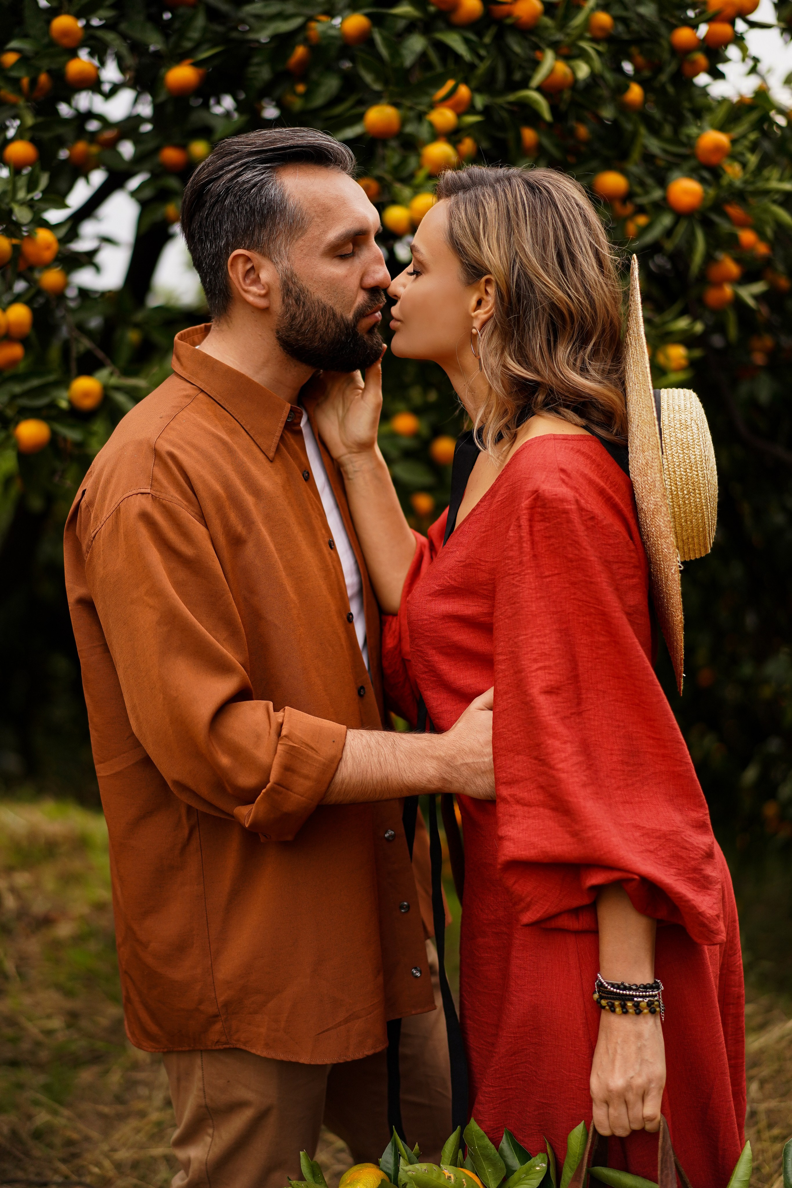 Lovestory на плантации с мандаринами в Абхазии. Фотограф Москва и Видеограф Москва