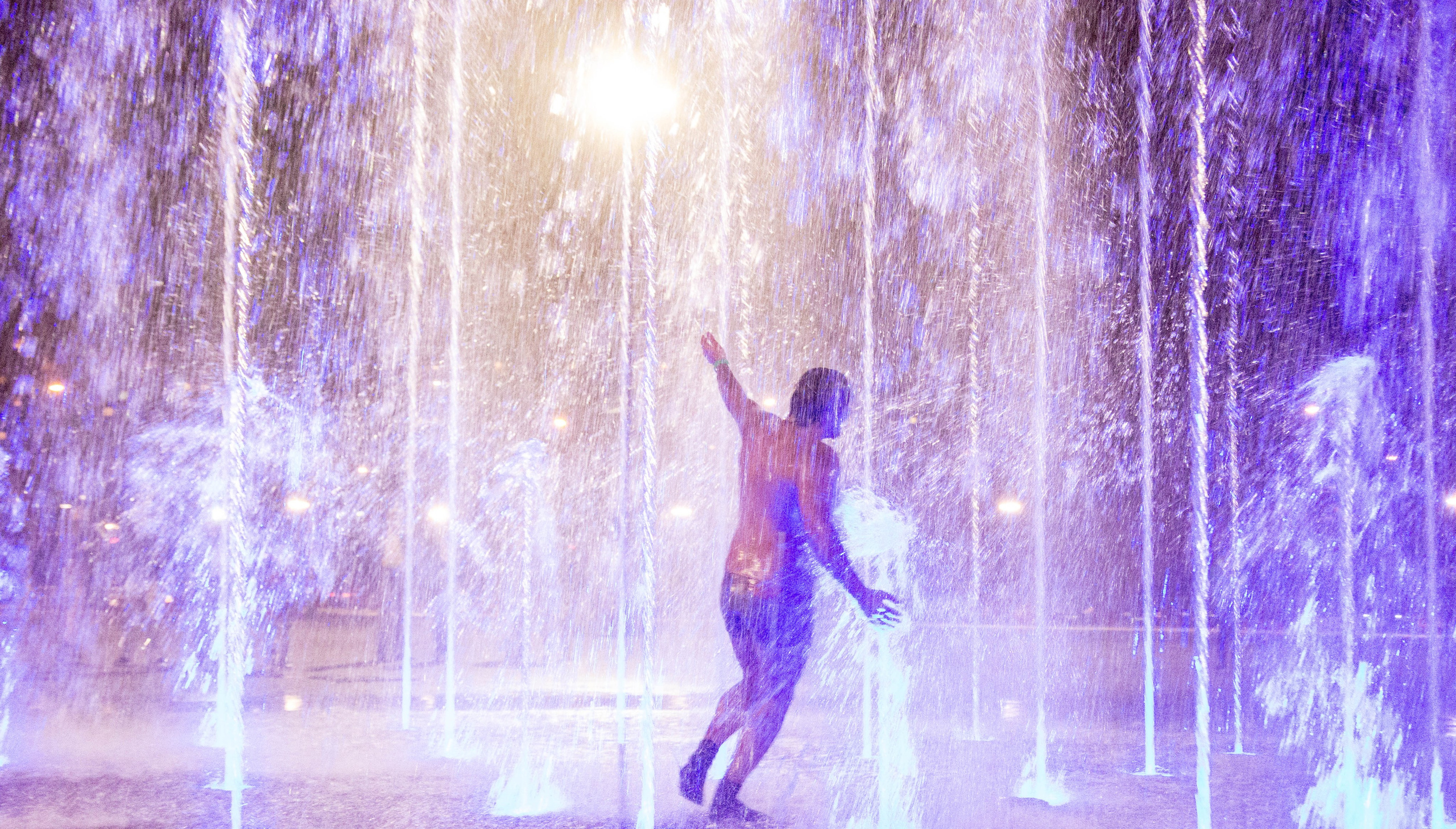 Фотосессия в фонтане. Фотограф Пермь. Фотосессия в фотостудии Перми и на свежем воздухе