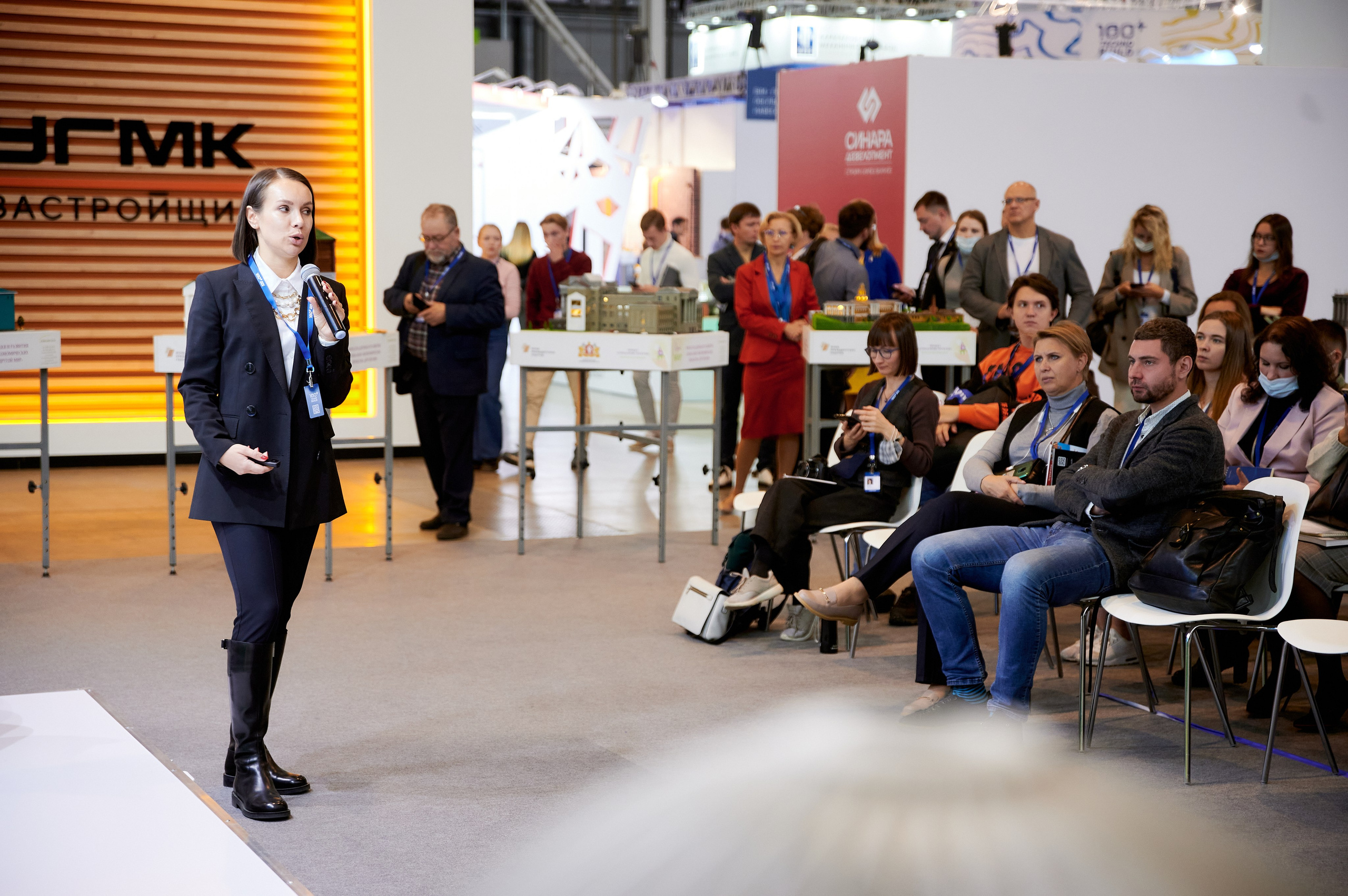 Репортажная фотосъёмка бизнес-конференции в Екатеринбурге: выступление спикера на сцене