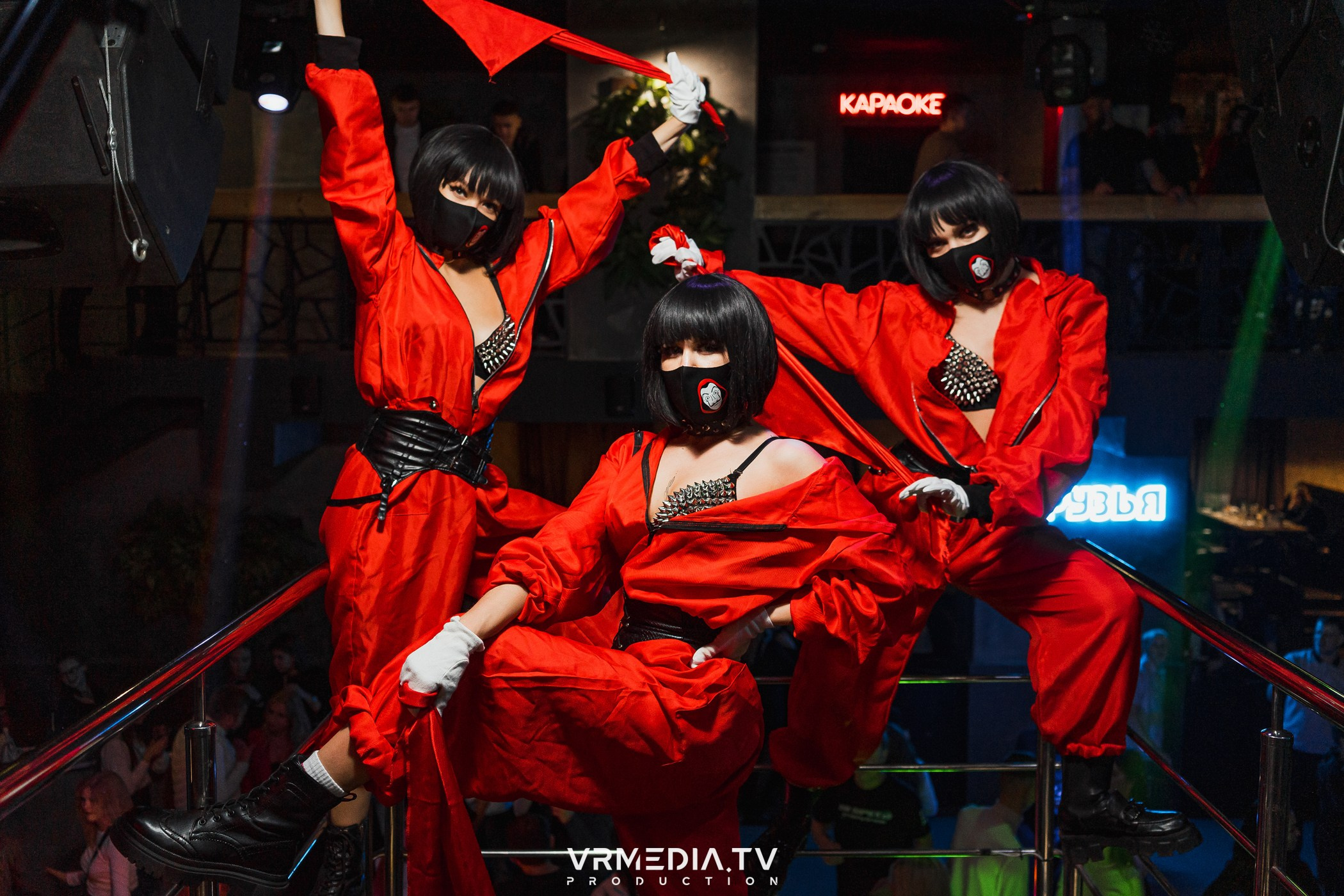 Бумажный дом в баре «Друзья»