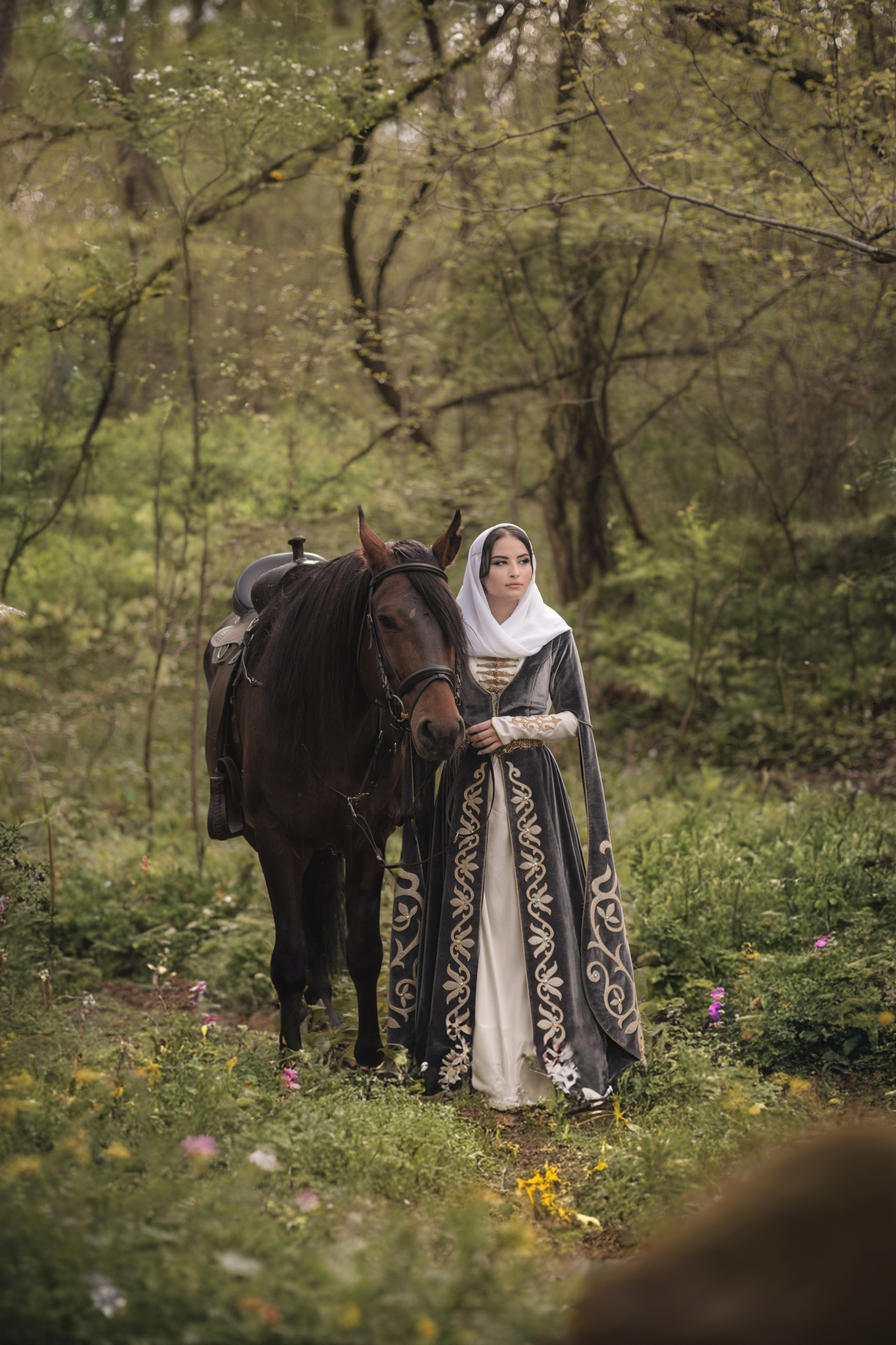 Фотосессия в национальном Кавказском костюме и с лошадью. Свадебный фотограф Рустам Нахушев. Город Нальчик