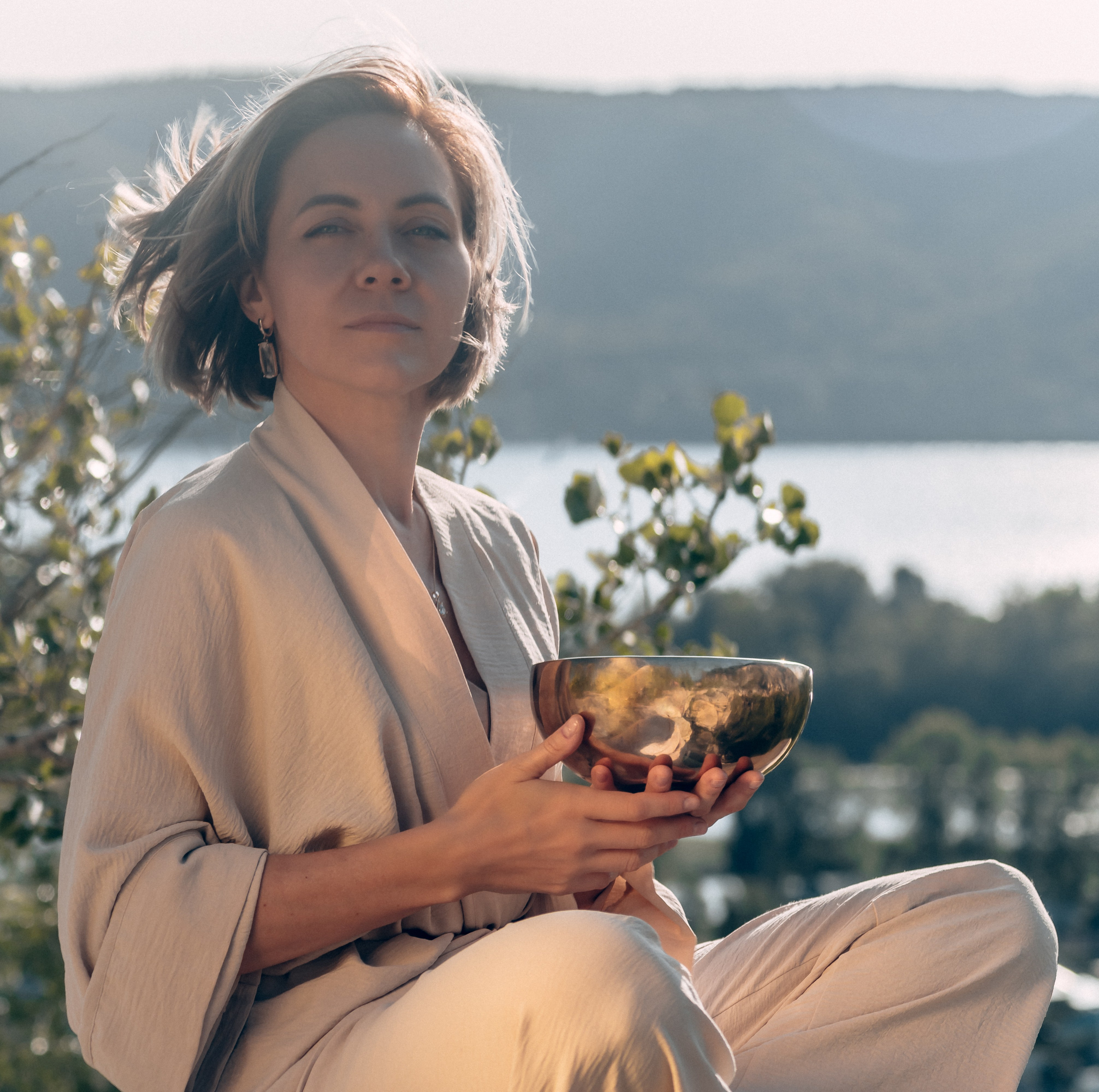Портрет женщины в светлой одежде с чашей в руках на фоне природы Самары